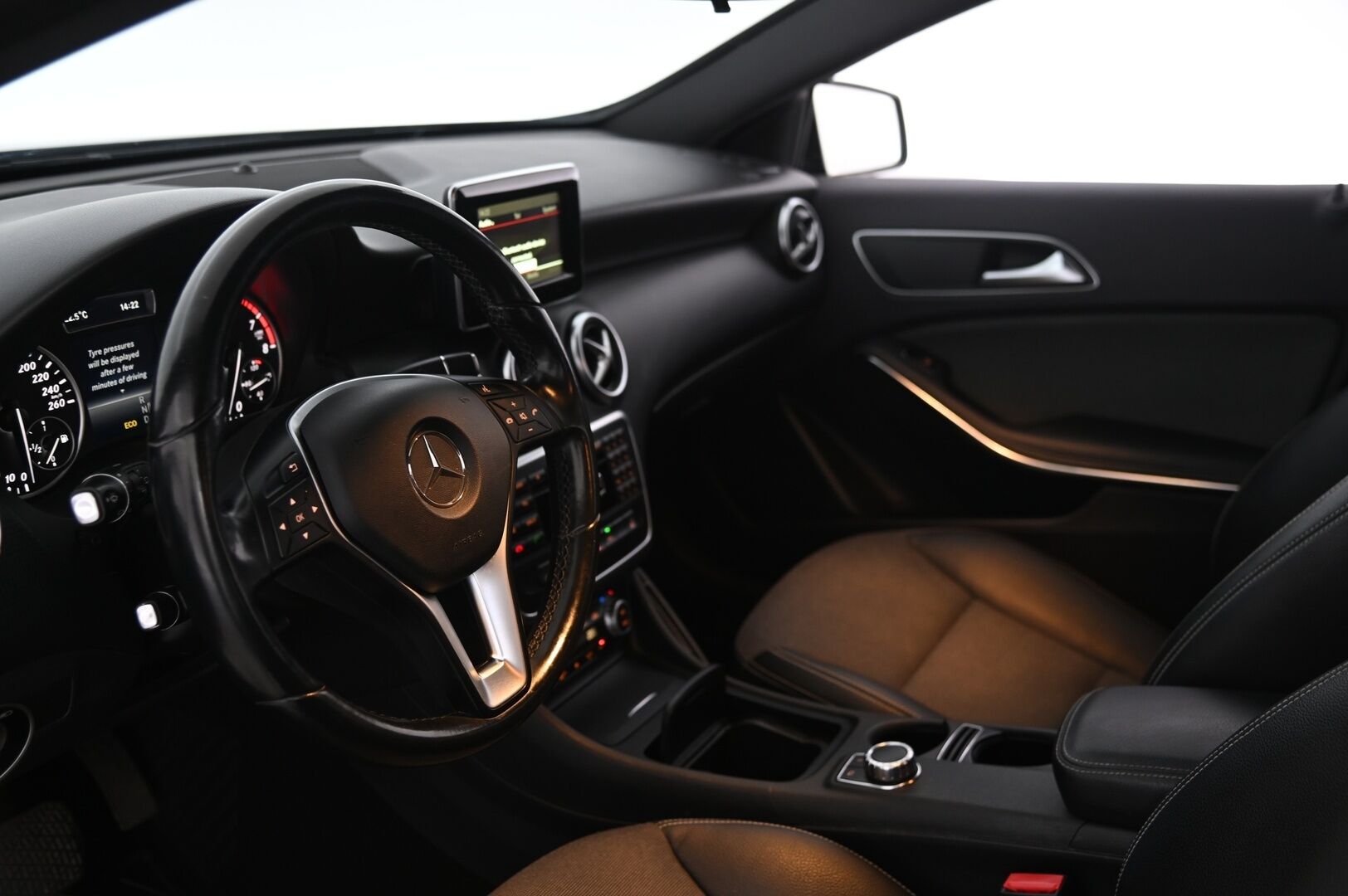 Mercedes-Benz A 2015 180 BE A Premium Business - Peruutuskamera | Lohkolämmitin | Vakionopeudensäädin | Vetokoukku | Xenon | Suomi-auto | 2x Renkaat Alumiinivanteilla