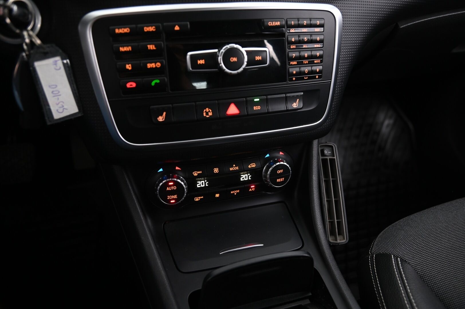 Mercedes-Benz A 2015 180 BE A Premium Business - Peruutuskamera | Lohkolämmitin | Vakionopeudensäädin | Vetokoukku | Xenon | Suomi-auto | 2x Renkaat Alumiinivanteilla
