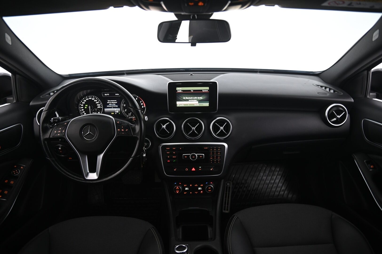 Mercedes-Benz A 2015 180 BE A Premium Business - Peruutuskamera | Lohkolämmitin | Vakionopeudensäädin | Vetokoukku | Xenon | Suomi-auto | 2x Renkaat Alumiinivanteilla