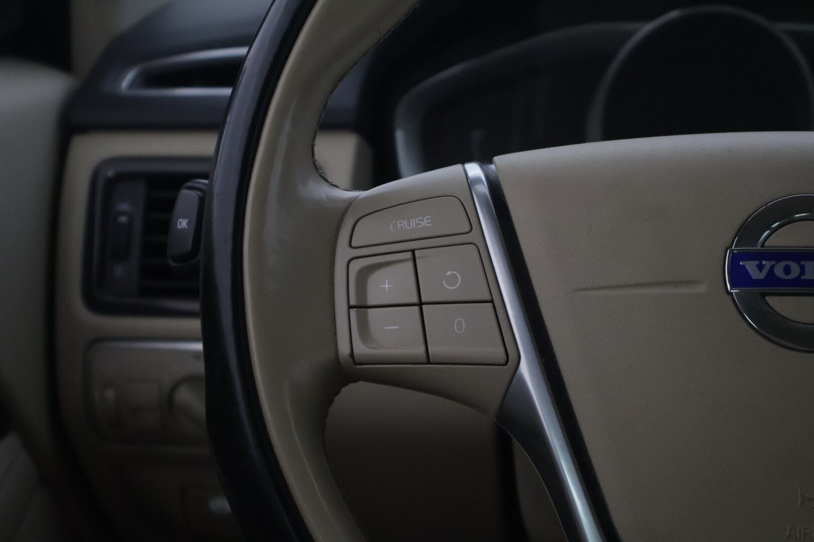 Volvo V70 2014 D4 AWD Momentum Edition aut. - | Vakionopeudensäädin | Webasto | Vetokoukku | Sähkösäätöinen kuljettajan istuin muistilla | Nahkapenkit | Lämmitetty ratti | Jakopää tehty 290tkm kohdalla! |