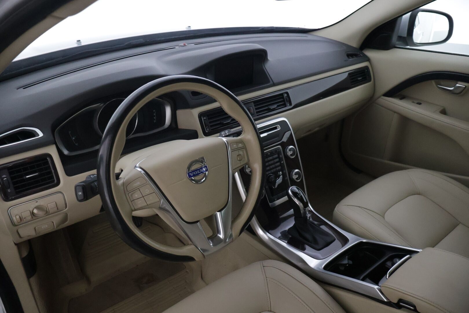Volvo V70 2014 D4 AWD Momentum Edition aut. - | Vakionopeudensäädin | Webasto | Vetokoukku | Sähkösäätöinen kuljettajan istuin muistilla | Nahkapenkit | Lämmitetty ratti | Jakopää tehty 290tkm kohdalla! |