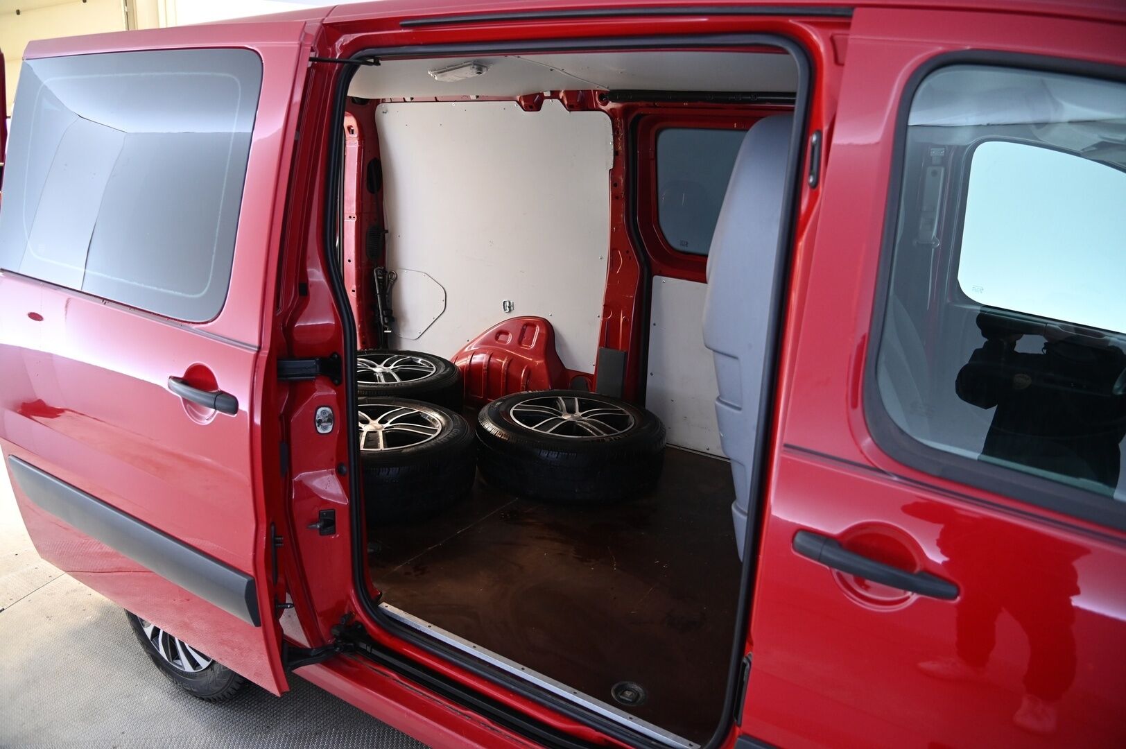 Toyota Proace 2016 L2H1 2,0 D 128 Active 5-ovinen *Webasto / Koukku / Vakkari / 2x hyvät renkaat* - Suomiauto / ei adblueta / Läpijuostava