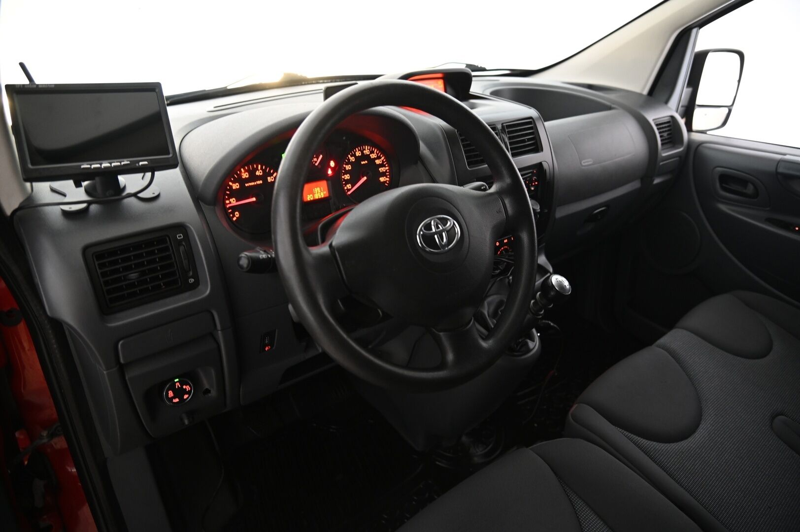 Toyota Proace 2016 L2H1 2,0 D 128 Active 5-ovinen *Webasto / Koukku / Vakkari / 2x hyvät renkaat* - Suomiauto / ei adblueta / Läpijuostava