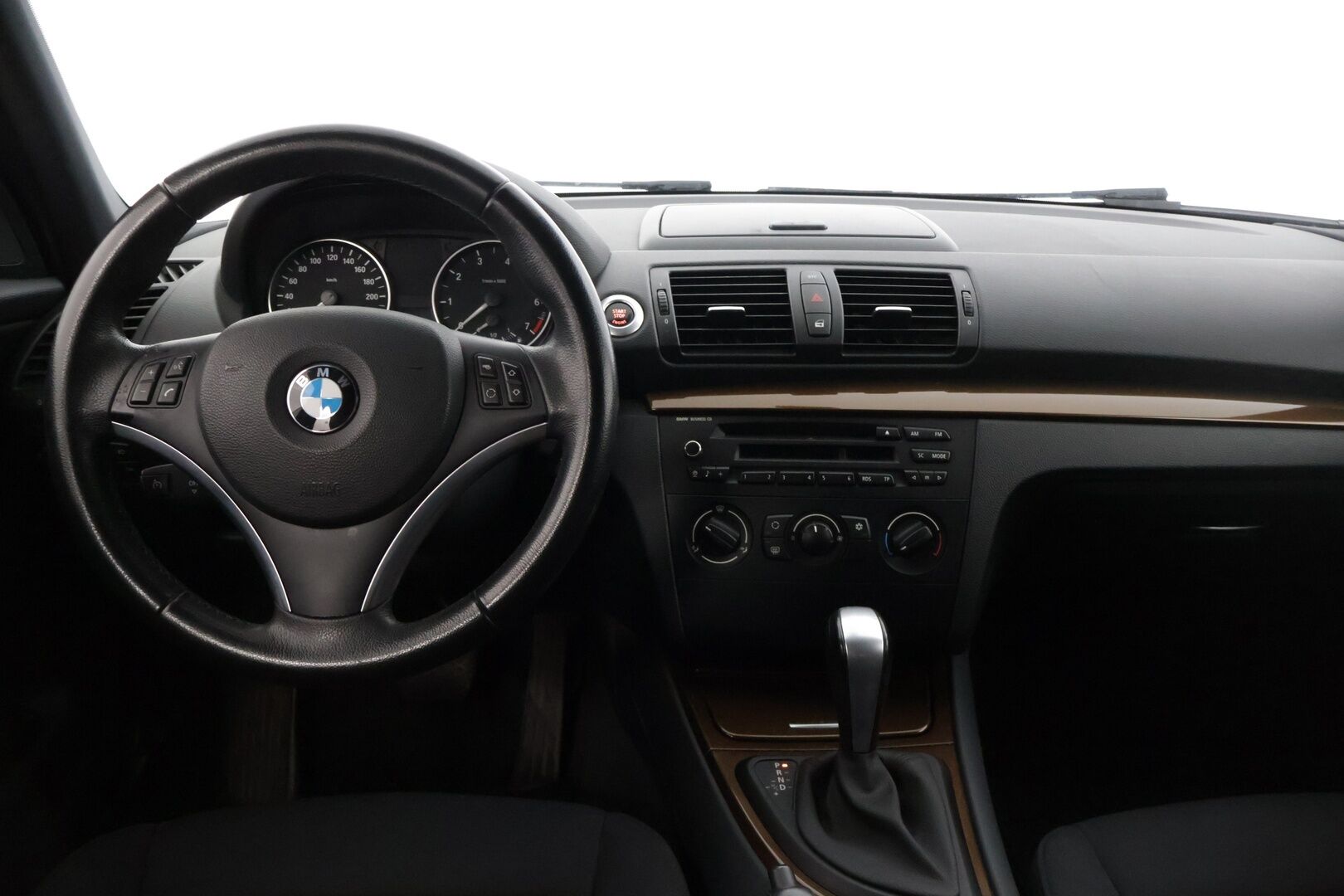 BMW 116 2010 e87 Hatchback Business 5ov *Myydään huutokaupat.com / 2x renkaat / Lohkolämmitin ** - *Kattavasti huollettu / Kahdet renkaat vanteilla!*