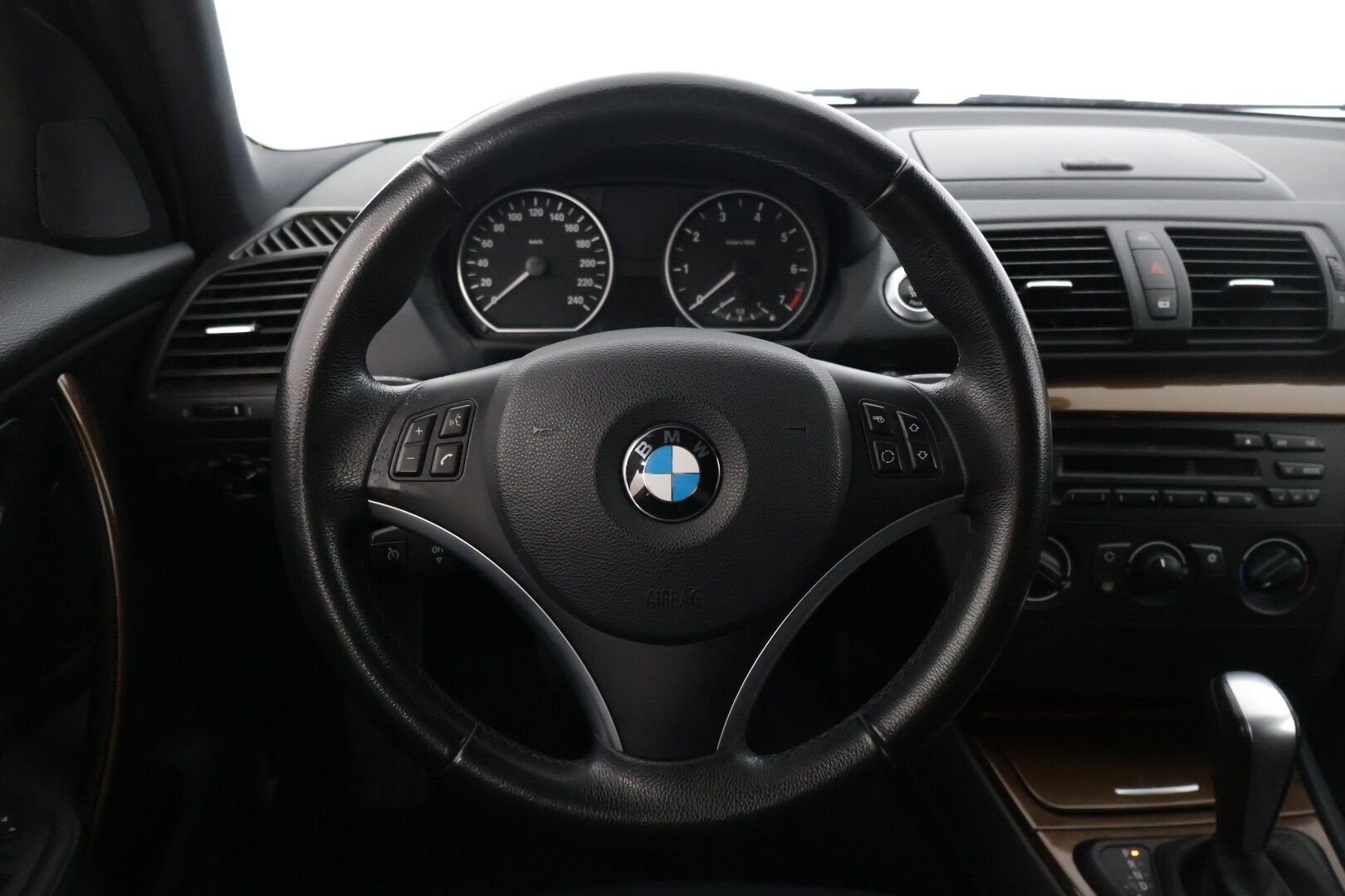 BMW 116 2010 e87 Hatchback Business 5ov *Myydään huutokaupat.com / 2x renkaat / Lohkolämmitin ** - *Kattavasti huollettu / Kahdet renkaat vanteilla!*