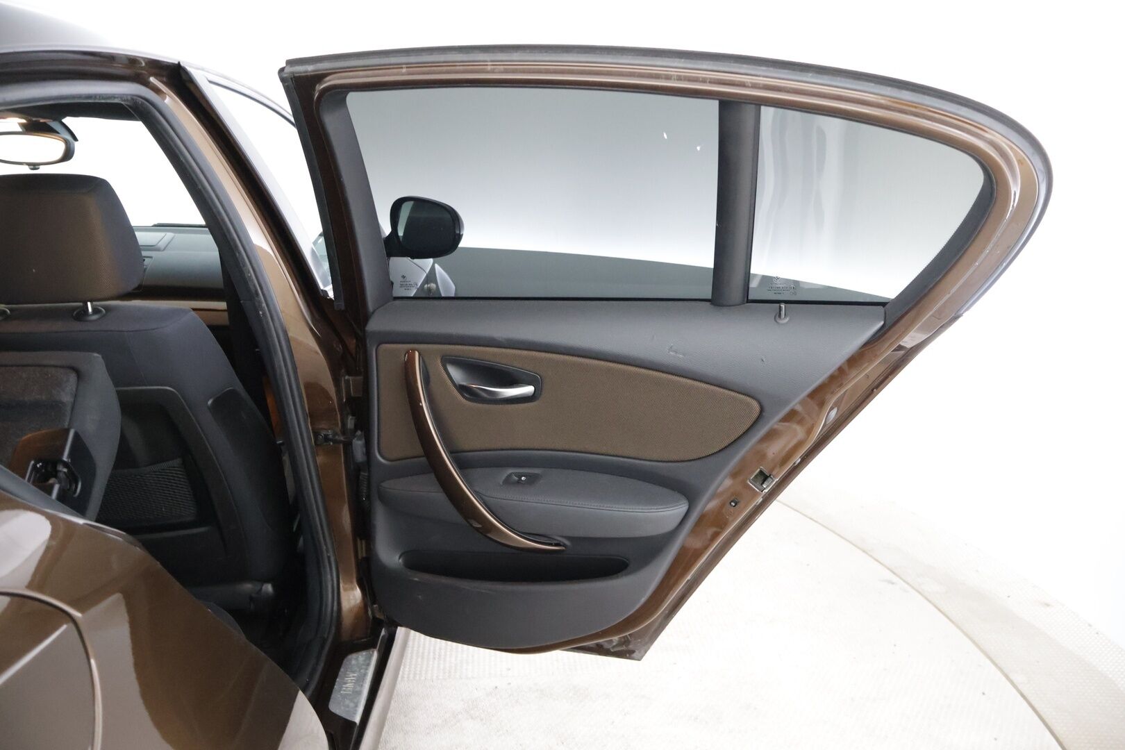 BMW 116 2010 e87 Hatchback Business 5ov *Myydään huutokaupat.com / 2x renkaat / Lohkolämmitin ** - *Kattavasti huollettu / Kahdet renkaat vanteilla!*