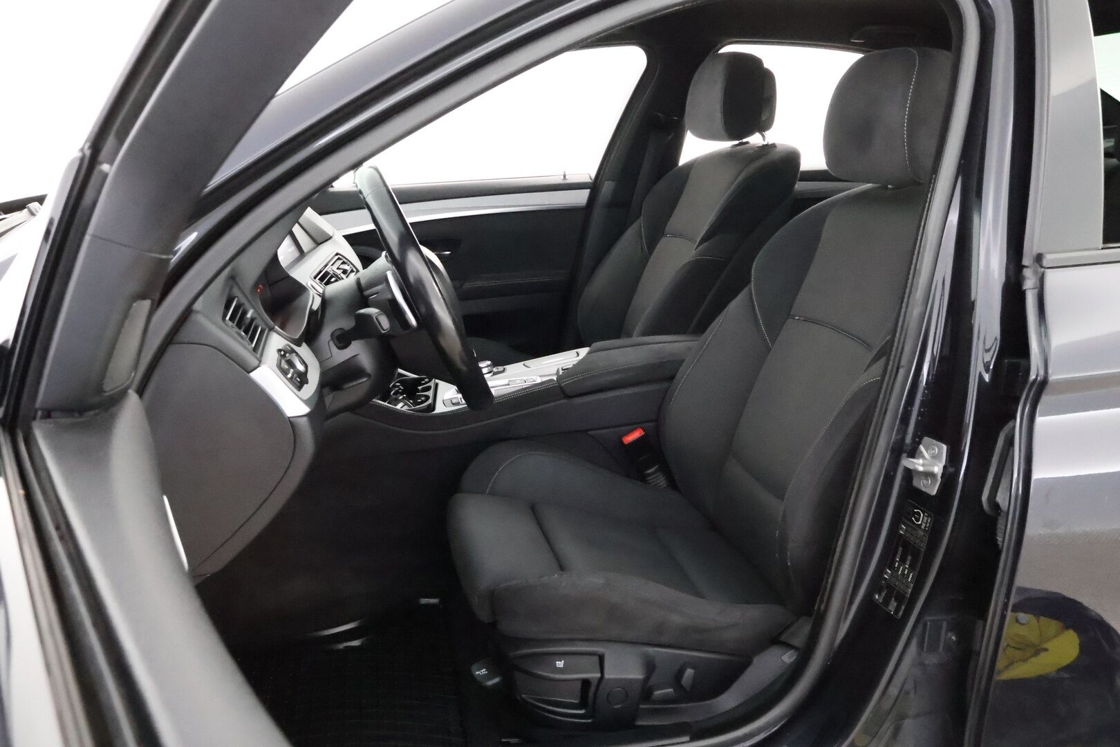 BMW 520 2012 F10 Sedan TwinPower Turbo aut M Sport * HiFi / Professional Navi / Lohko & Sisäpistoke / Kangas-Alcantara - Xenon / Sporttipenkit / Juuri tullut Tampereelle! - HULLU BLACKWEEK KORKOTARJOUS 2,49%