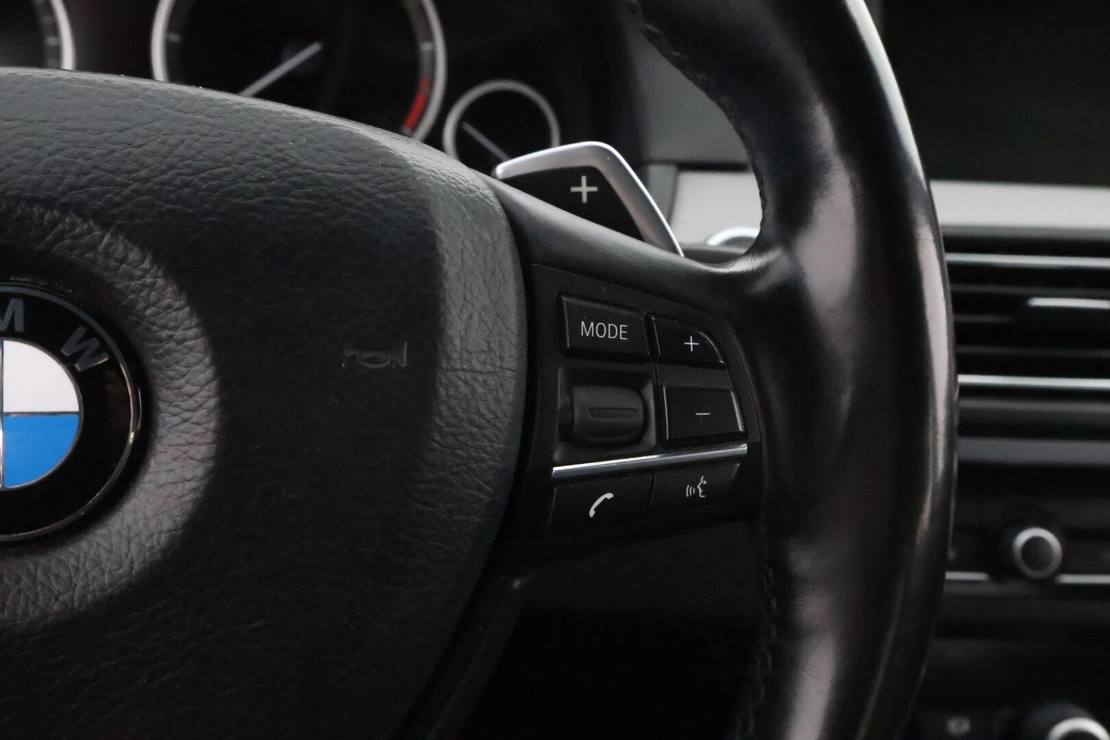 BMW 520 2012 F10 Sedan TwinPower Turbo aut M Sport * HiFi / Professional Navi / Lohko & Sisäpistoke / Kangas-Alcantara - Xenon / Sporttipenkit / Juuri tullut Tampereelle! - HULLU BLACKWEEK KORKOTARJOUS 2,49%