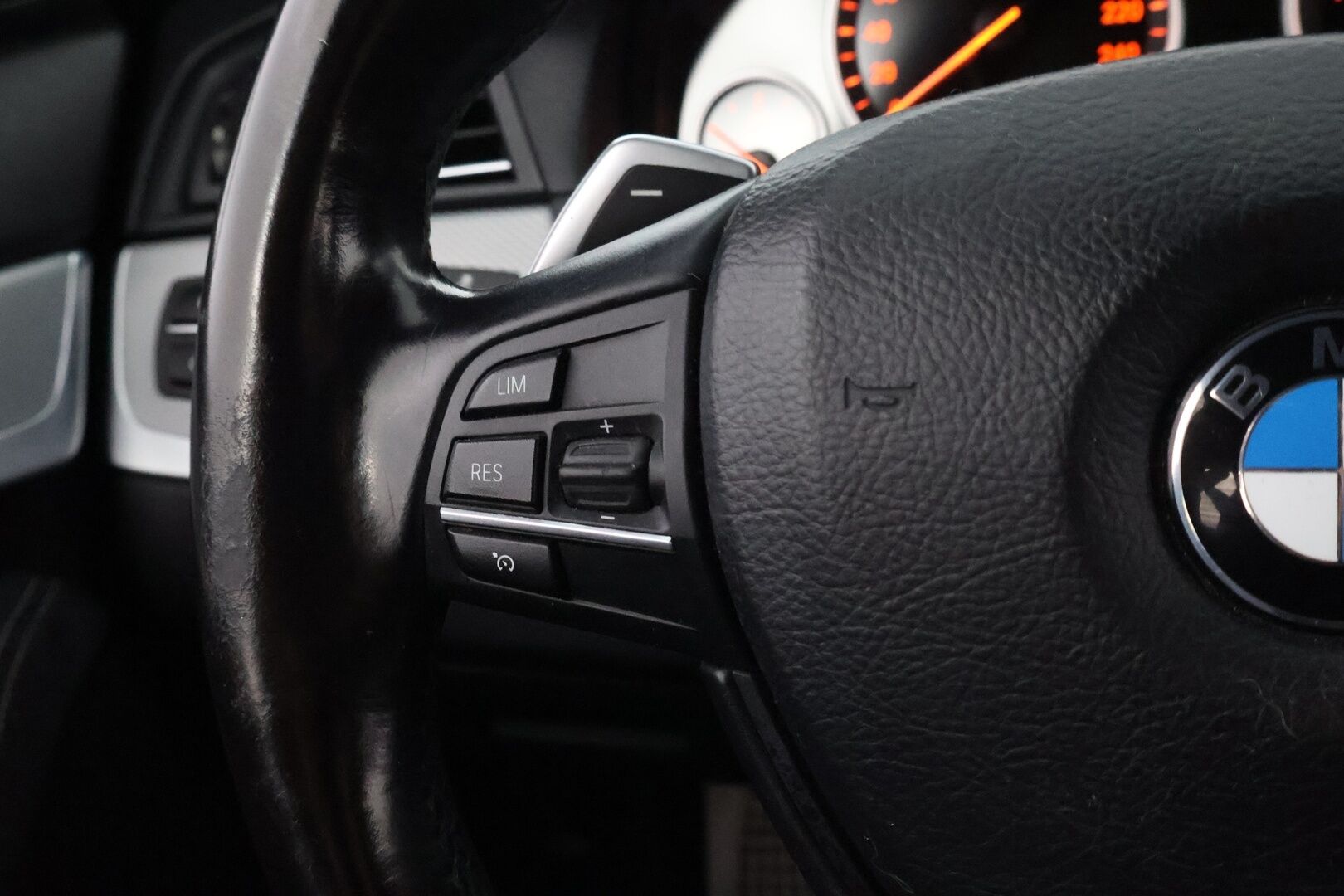 BMW 520 2012 F10 Sedan TwinPower Turbo aut M Sport * HiFi / Professional Navi / Lohko & Sisäpistoke / Kangas-Alcantara - Xenon / Sporttipenkit / Juuri tullut Tampereelle! - HULLU BLACKWEEK KORKOTARJOUS 2,49%