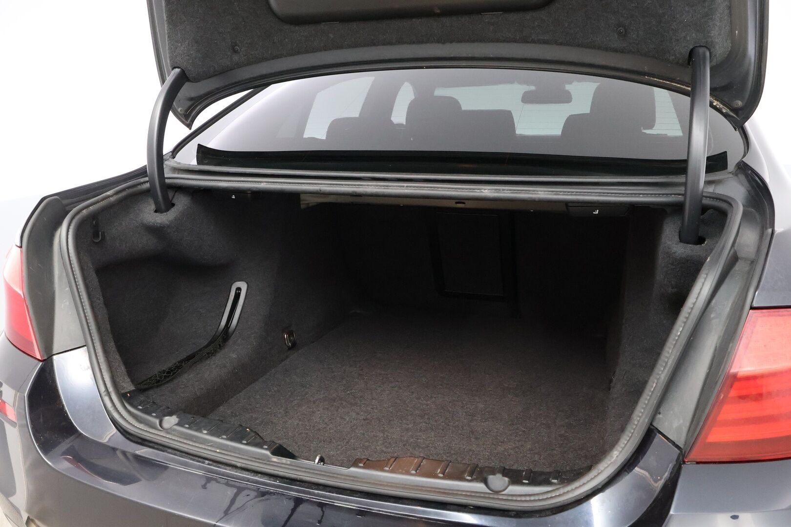 BMW 520 2012 F10 Sedan TwinPower Turbo aut M Sport * HiFi / Professional Navi / Lohko & Sisäpistoke / Kangas-Alcantara - Xenon / Sporttipenkit / Juuri tullut Tampereelle! - HULLU BLACKWEEK KORKOTARJOUS 2,49%