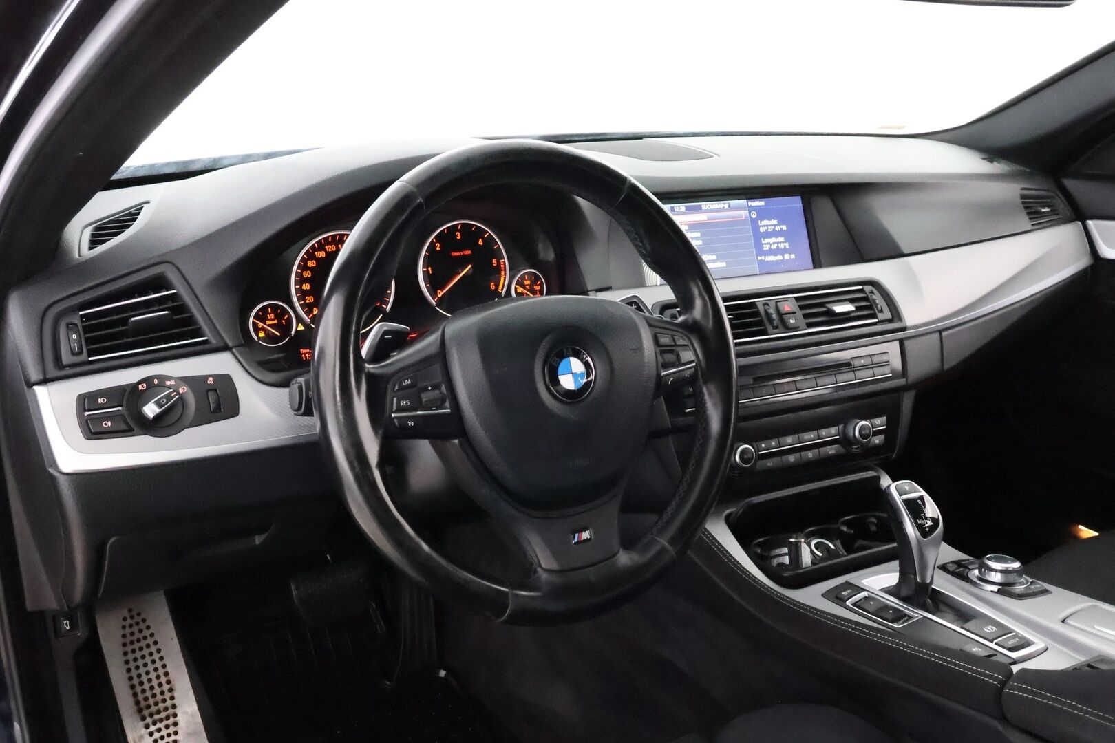 BMW 520 2012 F10 Sedan TwinPower Turbo aut M Sport * HiFi / Professional Navi / Lohko & Sisäpistoke / Kangas-Alcantara - Xenon / Sporttipenkit / Juuri tullut Tampereelle! - HULLU BLACKWEEK KORKOTARJOUS 2,49%