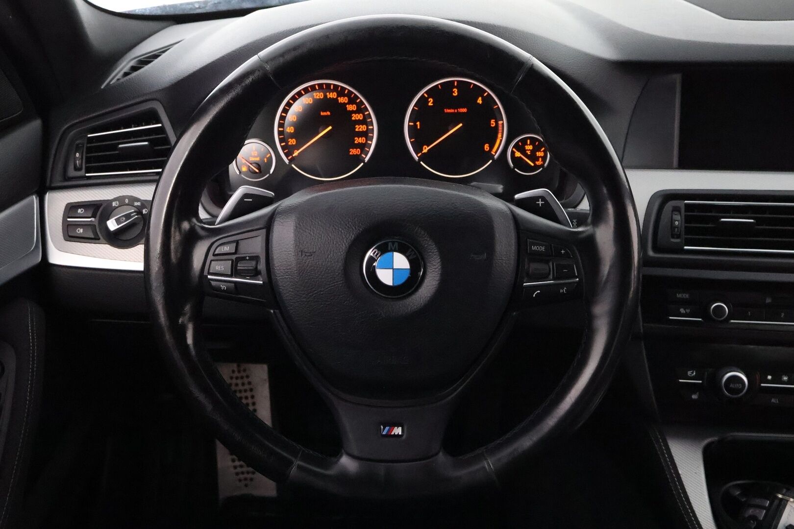 BMW 520 2012 F10 Sedan TwinPower Turbo aut M Sport * HiFi / Professional Navi / Lohko & Sisäpistoke / Kangas-Alcantara - Xenon / Sporttipenkit / Juuri tullut Tampereelle! - HULLU BLACKWEEK KORKOTARJOUS 2,49%