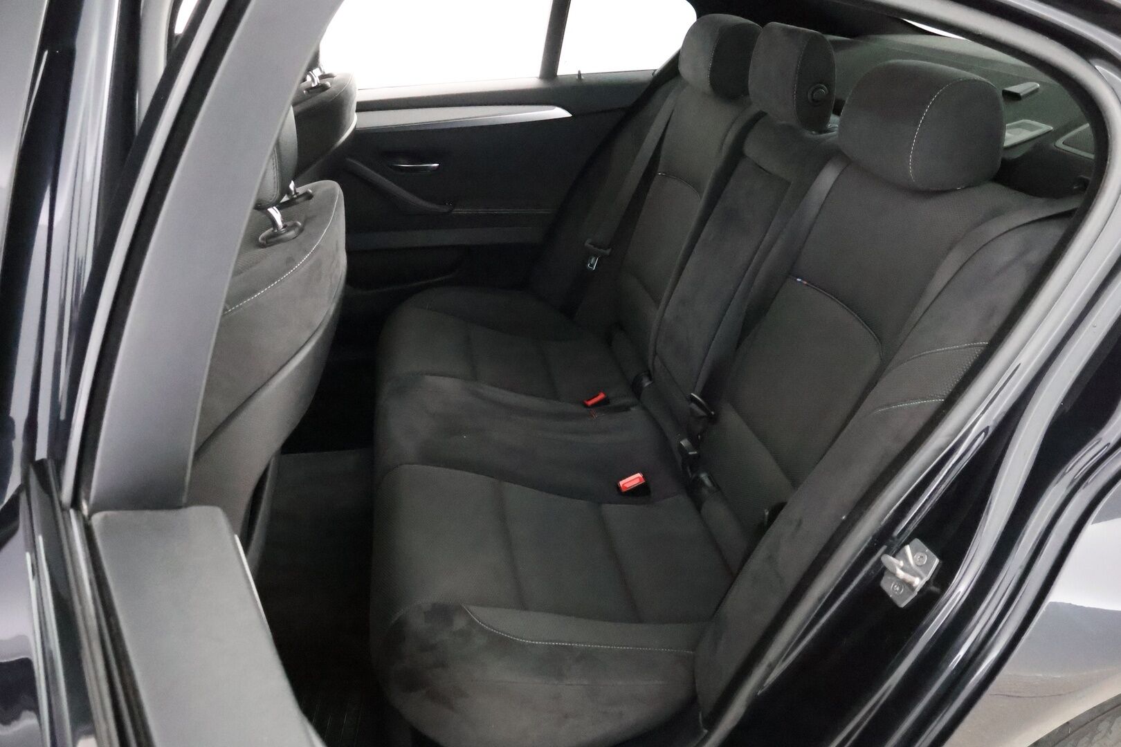 BMW 520 2012 F10 Sedan TwinPower Turbo aut M Sport * HiFi / Professional Navi / Lohko & Sisäpistoke / Kangas-Alcantara - Xenon / Sporttipenkit / Juuri tullut Tampereelle! - HULLU BLACKWEEK KORKOTARJOUS 2,49%