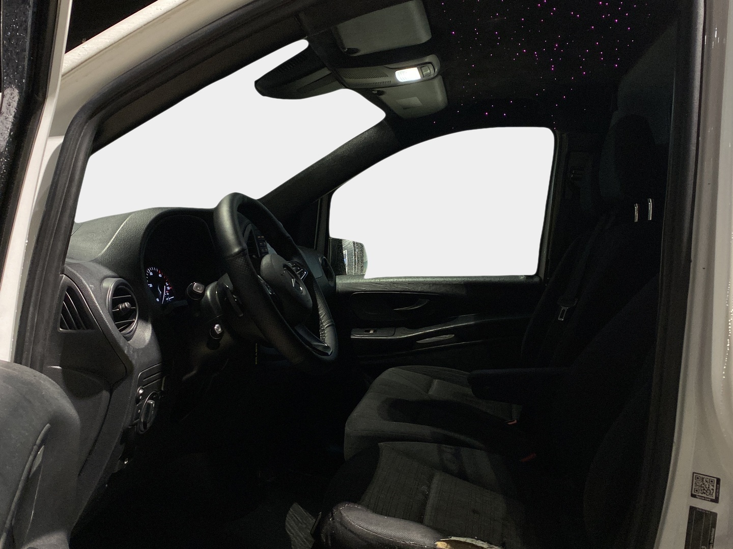 Mercedes-Benz Vito 2015 116CDI pitkä A3 ** Suomiauto / Webasto / Peruutuskamera / Vetokoukku / Vakkari / Pariovet takana ** - *Massasta erottuva yksilö! /Tähtikatto / 20" Rautamon vanteet / Äänieristetty / Hifejä päivitetty* - Osta nyt, maksa vasta ensi vuonna