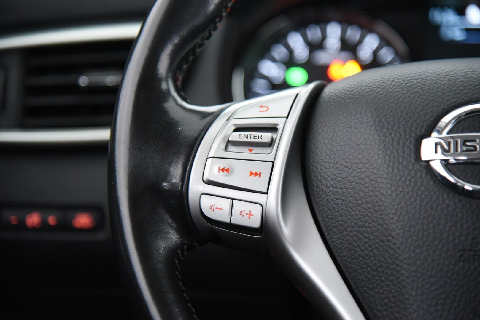 Nissan Qashqai 2015 DIG-T 163 Acenta 2WD 6M/T E6 Safety Pack / P-Tutkat / Vetokoukku / Lohko + sis. pistoke / Bluetooth - Suomi-Auto hyvällä huoltohistorialla! - HULLUT JOULUT KORKOTARJOUS 2,49% 