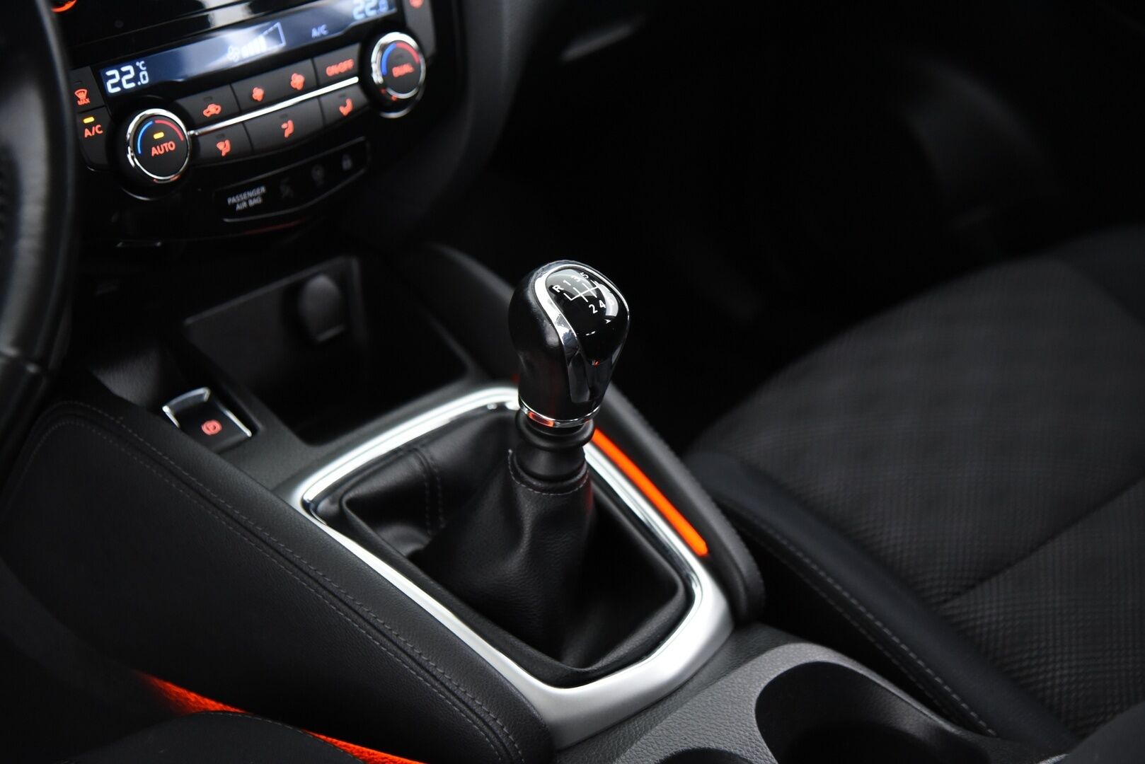 Nissan Qashqai 2015 DIG-T 163 Acenta 2WD 6M/T E6 Safety Pack / P-Tutkat / Vetokoukku / Lohko + sis. pistoke / Bluetooth - Suomi-Auto hyvällä huoltohistorialla! - HULLUT JOULUT KORKOTARJOUS 2,49% 