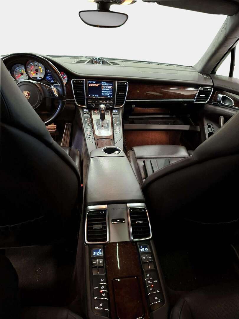 Porsche Panamera 2010 Turbo - | Sport Chrono | Ilma-alusta | Viilennetyt ja lämmitetyt täysnahkaiset etuistuimet muistilla | Bose | Kattoluukku | Alcantara kattoverhoilu | Kahdet renkaat alumiinivanteilla | P.kamera | 
