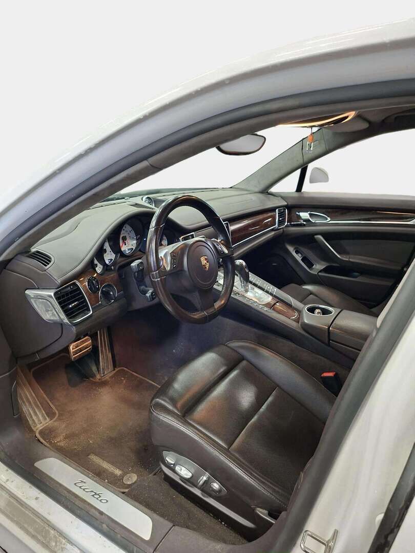 Porsche Panamera 2010 Turbo - | Sport Chrono | Ilma-alusta | Viilennetyt ja lämmitetyt täysnahkaiset etuistuimet muistilla | Bose | Kattoluukku | Alcantara kattoverhoilu | Kahdet renkaat alumiinivanteilla | P.kamera | 