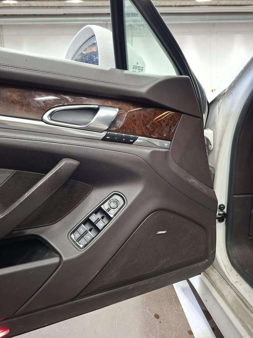 Porsche Panamera 2010 Turbo - | Sport Chrono | Ilma-alusta | Viilennetyt ja lämmitetyt täysnahkaiset etuistuimet muistilla | Bose | Kattoluukku | Alcantara kattoverhoilu | Kahdet renkaat alumiinivanteilla | P.kamera | 