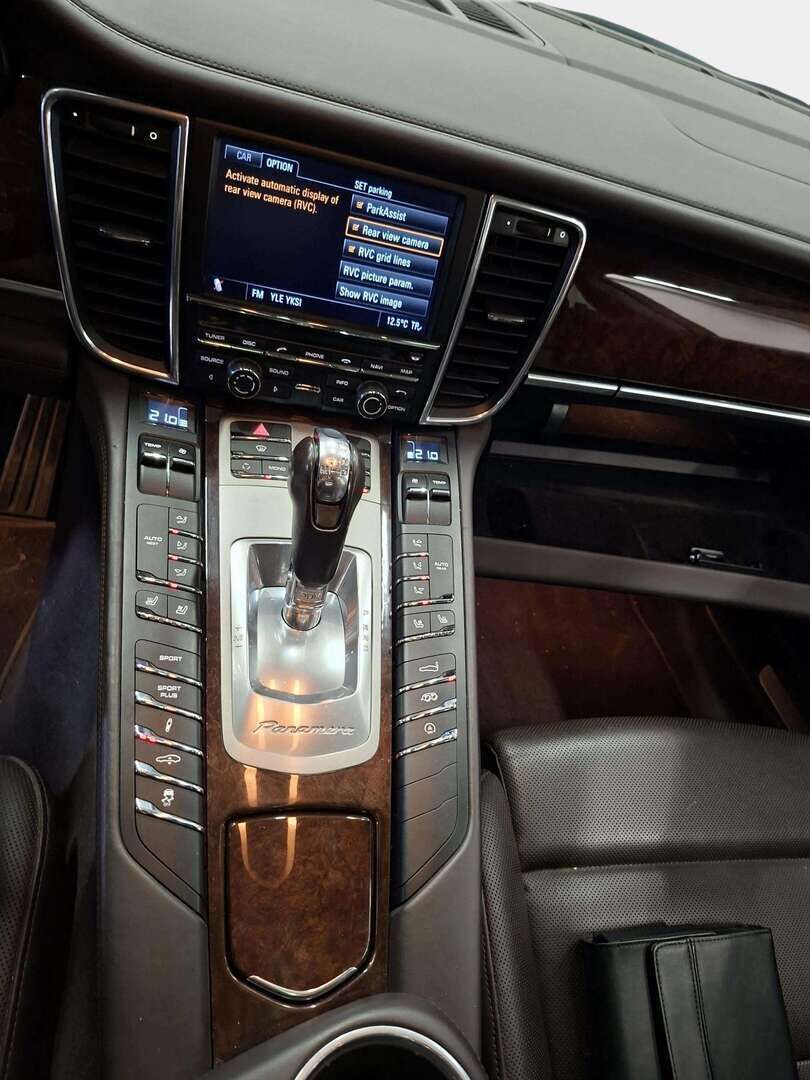Porsche Panamera 2010 Turbo - | Sport Chrono | Ilma-alusta | Viilennetyt ja lämmitetyt täysnahkaiset etuistuimet muistilla | Bose | Kattoluukku | Alcantara kattoverhoilu | Kahdet renkaat alumiinivanteilla | P.kamera | 