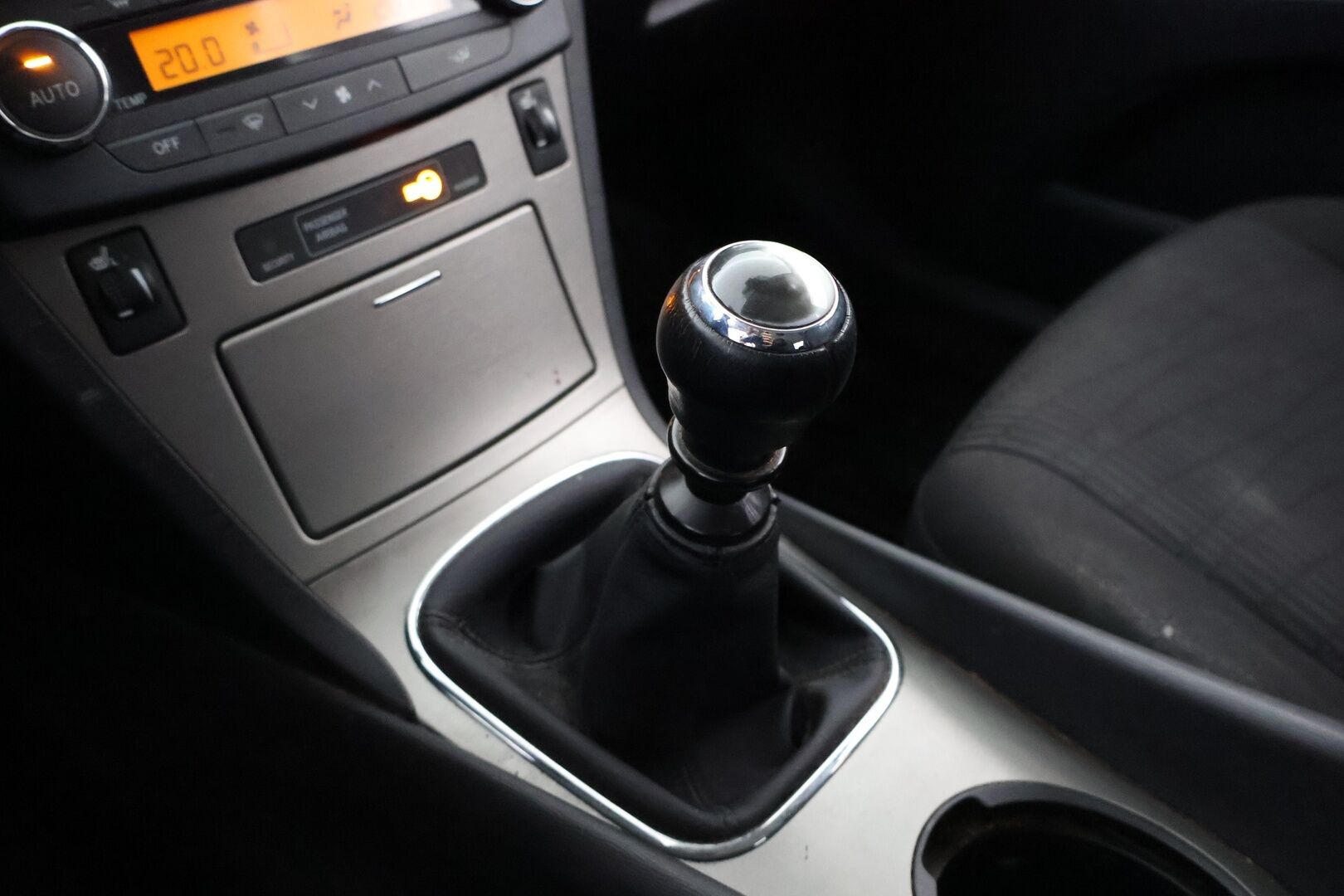 Toyota Avensis 2010 1,6 Valvematic Linea Sol 4ov *MYYDÄÄN HUUTOKAUPAT.COM*