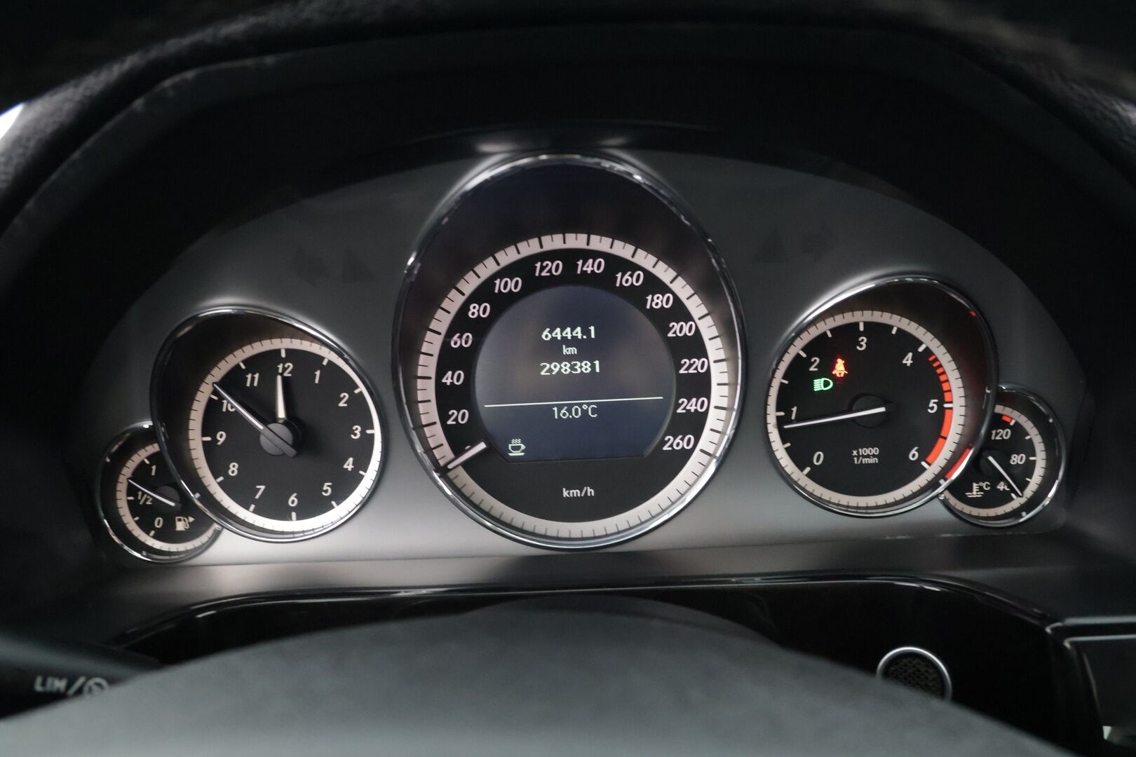 Mercedes-Benz E 2010 220 CDI BE Avantgarde / Xenonit / Vakkari / Lohko / Puolinahat - Suomi-auto / 2x renkaat alumiinivanteilla