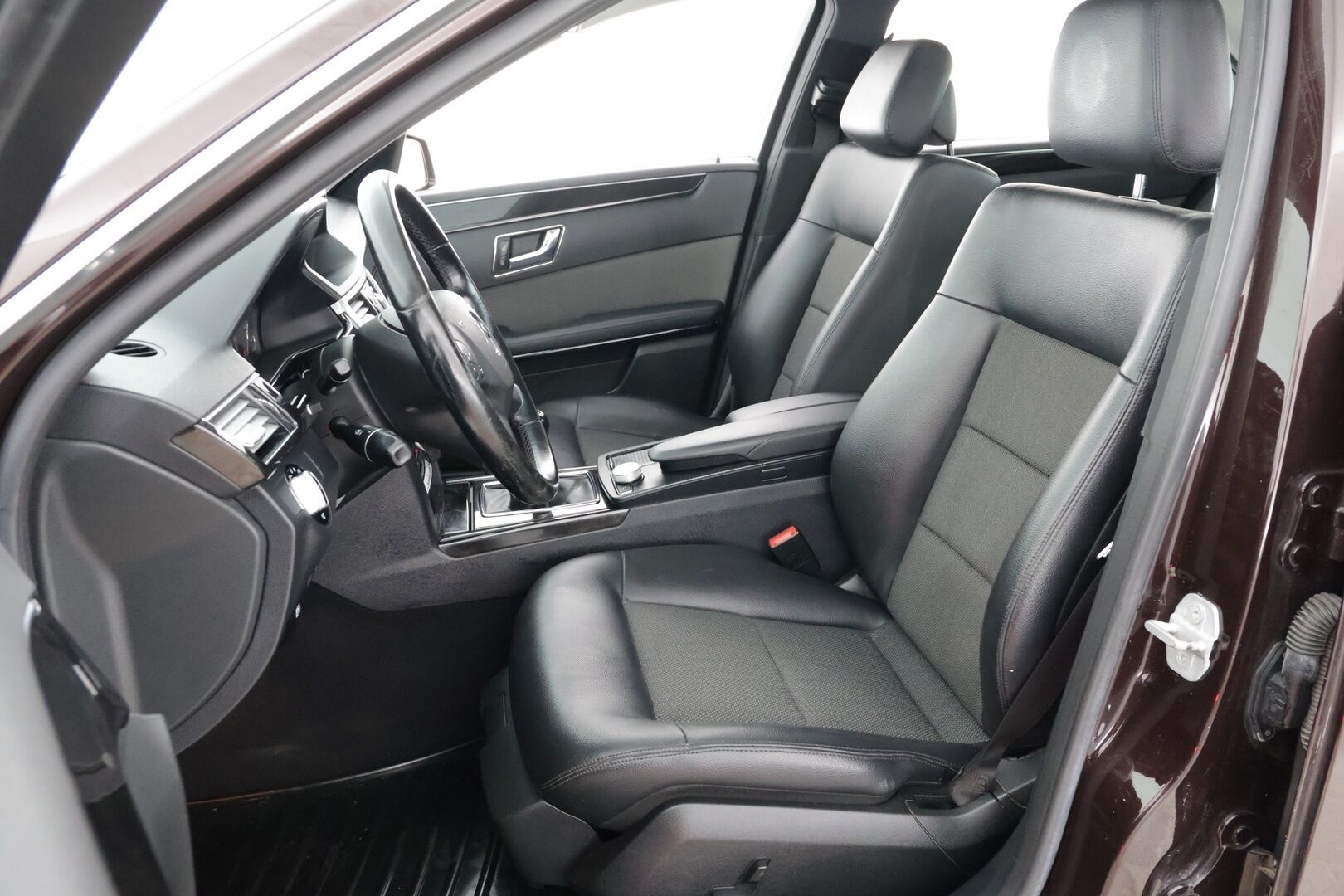 Mercedes-Benz E 2010 220 CDI BE Avantgarde / Xenonit / Vakkari / Lohko / Puolinahat - Suomi-auto / 2x renkaat alumiinivanteilla