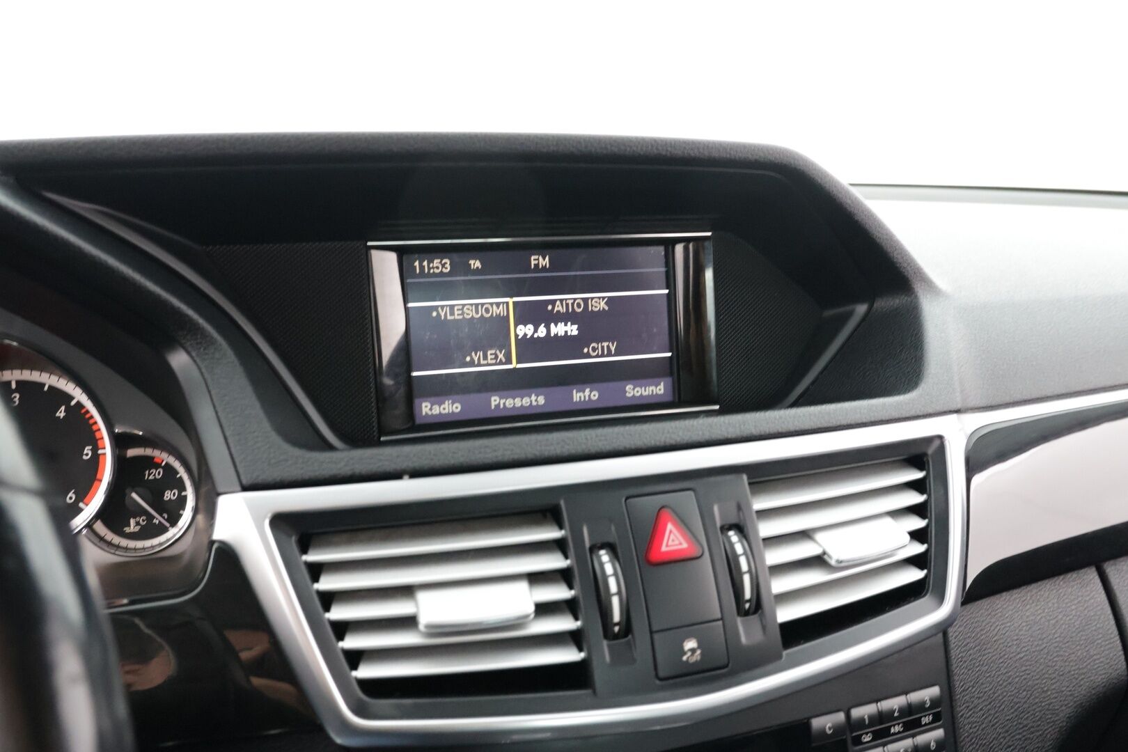 Mercedes-Benz E 2010 220 CDI BE Avantgarde / Xenonit / Vakkari / Lohko / Puolinahat - Suomi-auto / 2x renkaat alumiinivanteilla