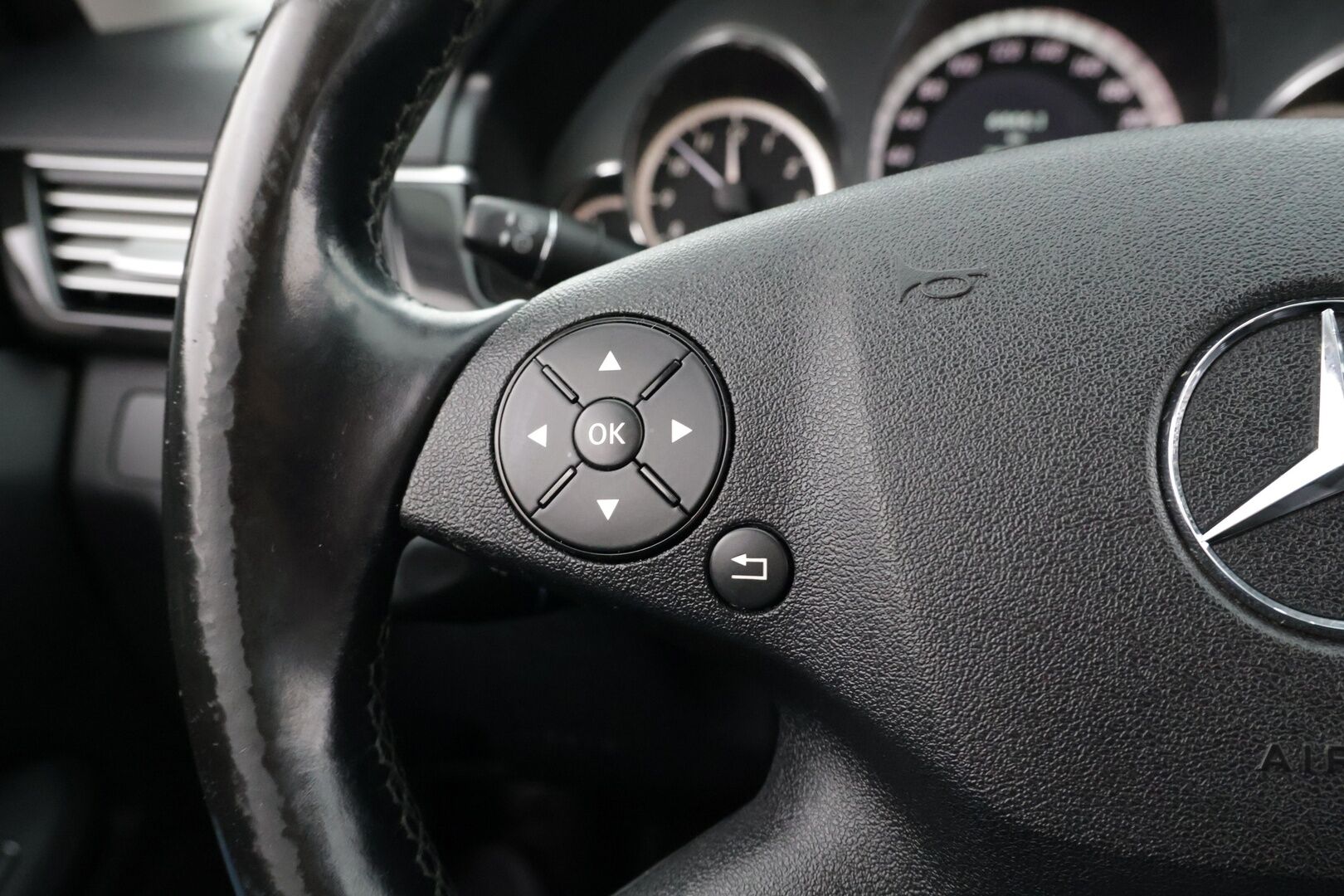 Mercedes-Benz E 2010 220 CDI BE Avantgarde / Xenonit / Vakkari / Lohko / Puolinahat - Suomi-auto / 2x renkaat alumiinivanteilla