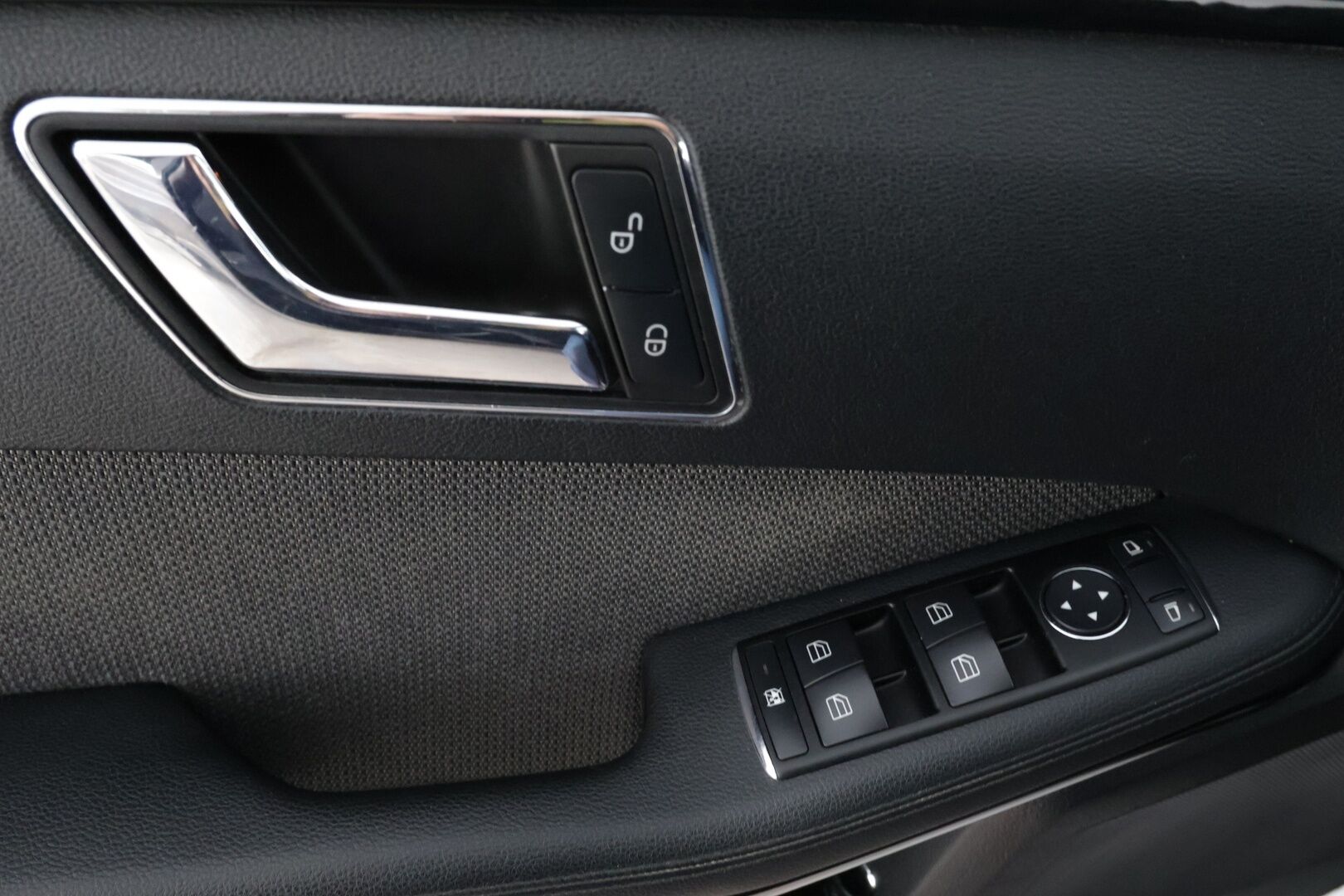 Mercedes-Benz E 2010 220 CDI BE Avantgarde / Xenonit / Vakkari / Lohko / Puolinahat - Suomi-auto / 2x renkaat alumiinivanteilla