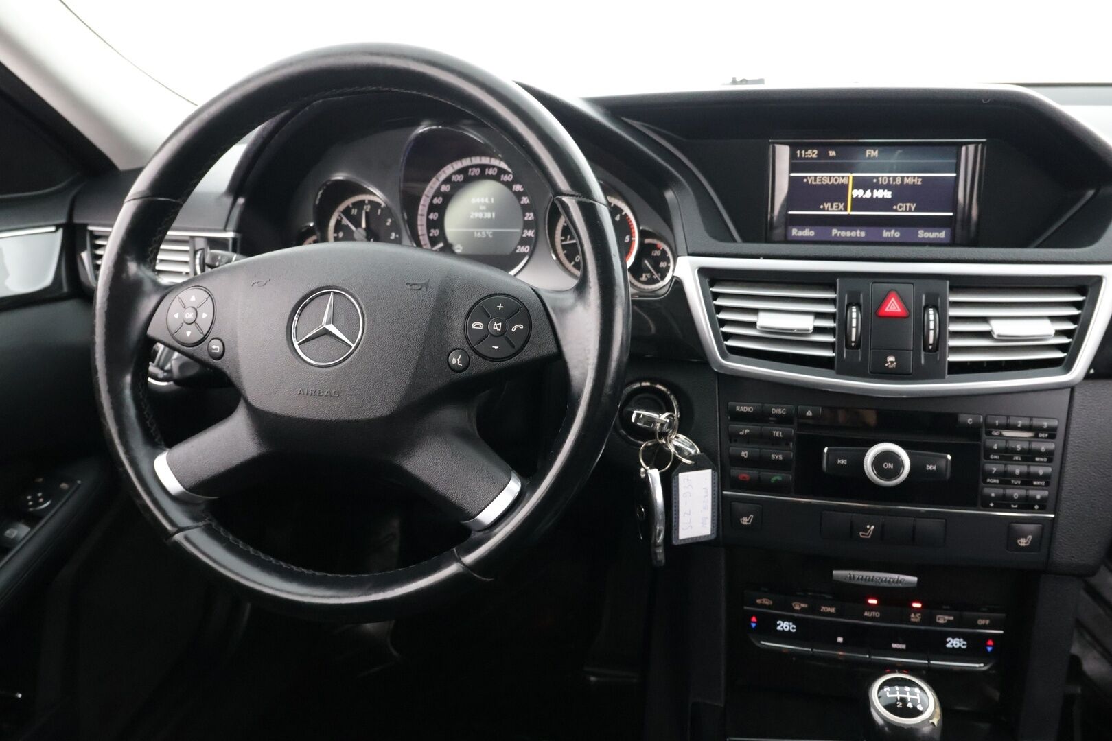 Mercedes-Benz E 2010 220 CDI BE Avantgarde / Xenonit / Vakkari / Lohko / Puolinahat - Suomi-auto / 2x renkaat alumiinivanteilla