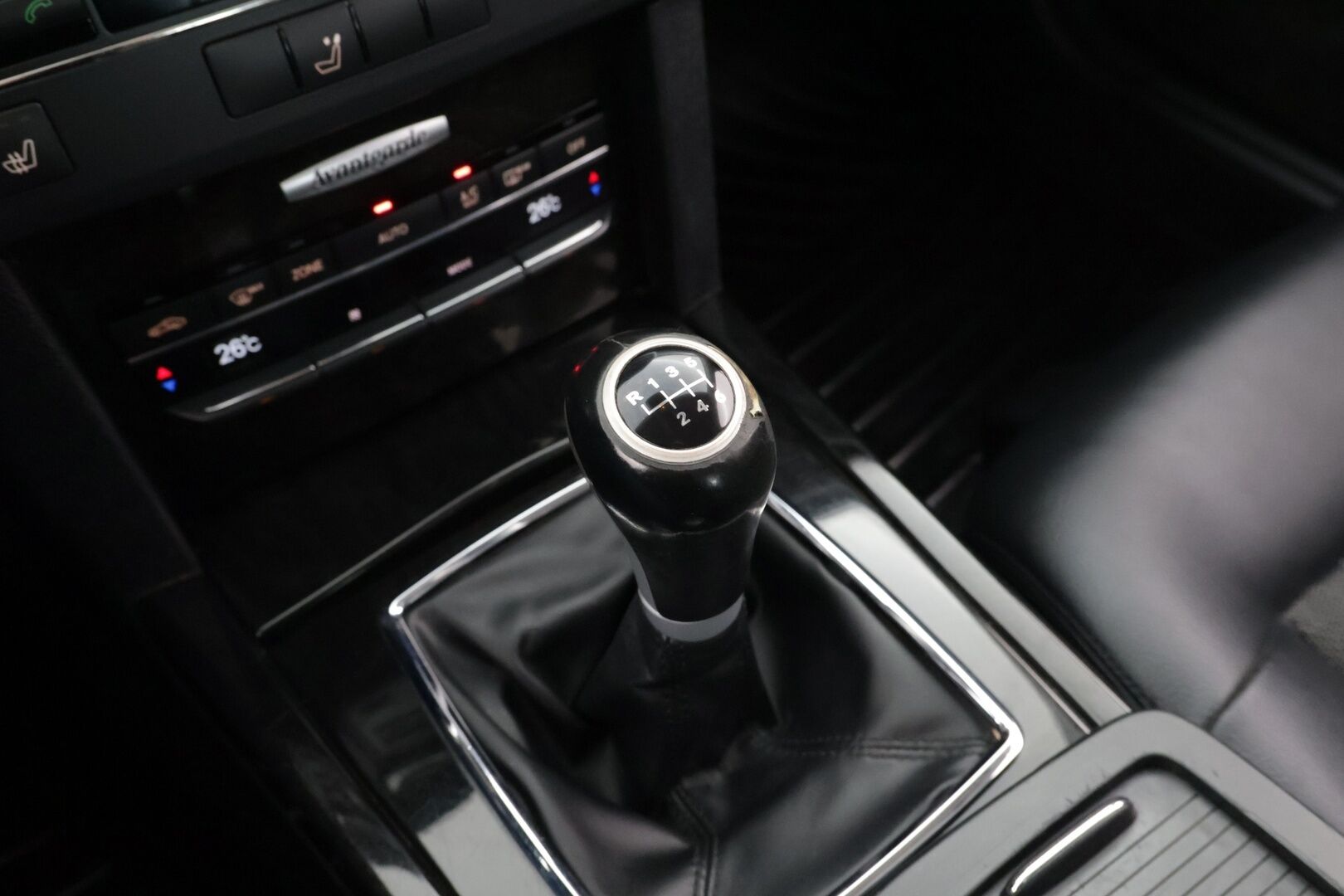 Mercedes-Benz E 2010 220 CDI BE Avantgarde / Xenonit / Vakkari / Lohko / Puolinahat - Suomi-auto / 2x renkaat alumiinivanteilla