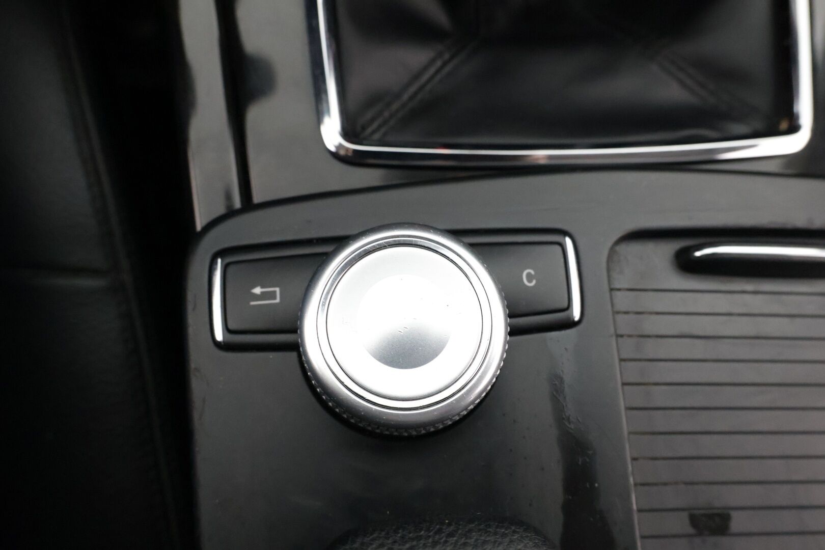 Mercedes-Benz E 2010 220 CDI BE Avantgarde / Xenonit / Vakkari / Lohko / Puolinahat - Suomi-auto / 2x renkaat alumiinivanteilla