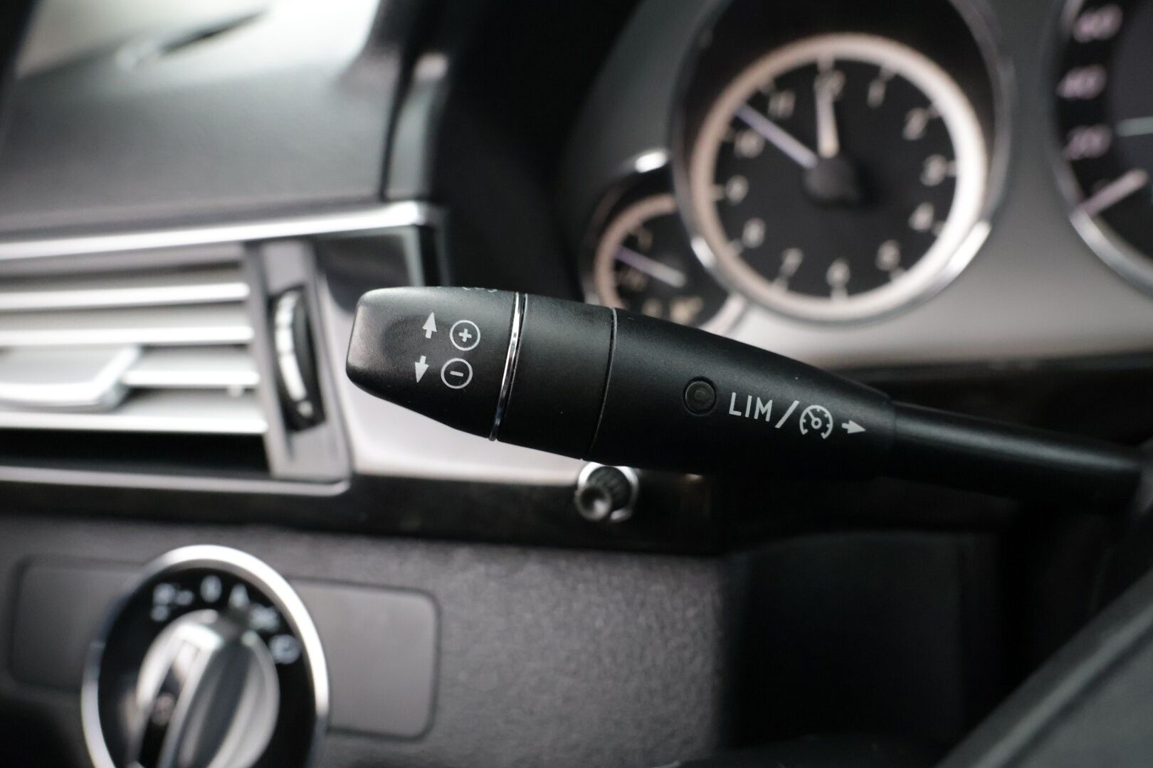 Mercedes-Benz E 2010 220 CDI BE Avantgarde / Xenonit / Vakkari / Lohko / Puolinahat - Suomi-auto / 2x renkaat alumiinivanteilla