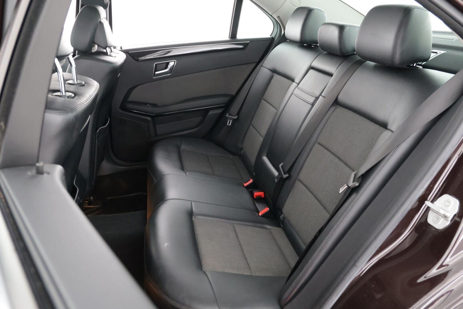 Mercedes-Benz E 2010 220 CDI BE Avantgarde / Xenonit / Vakkari / Lohko / Puolinahat - Suomi-auto / 2x renkaat alumiinivanteilla