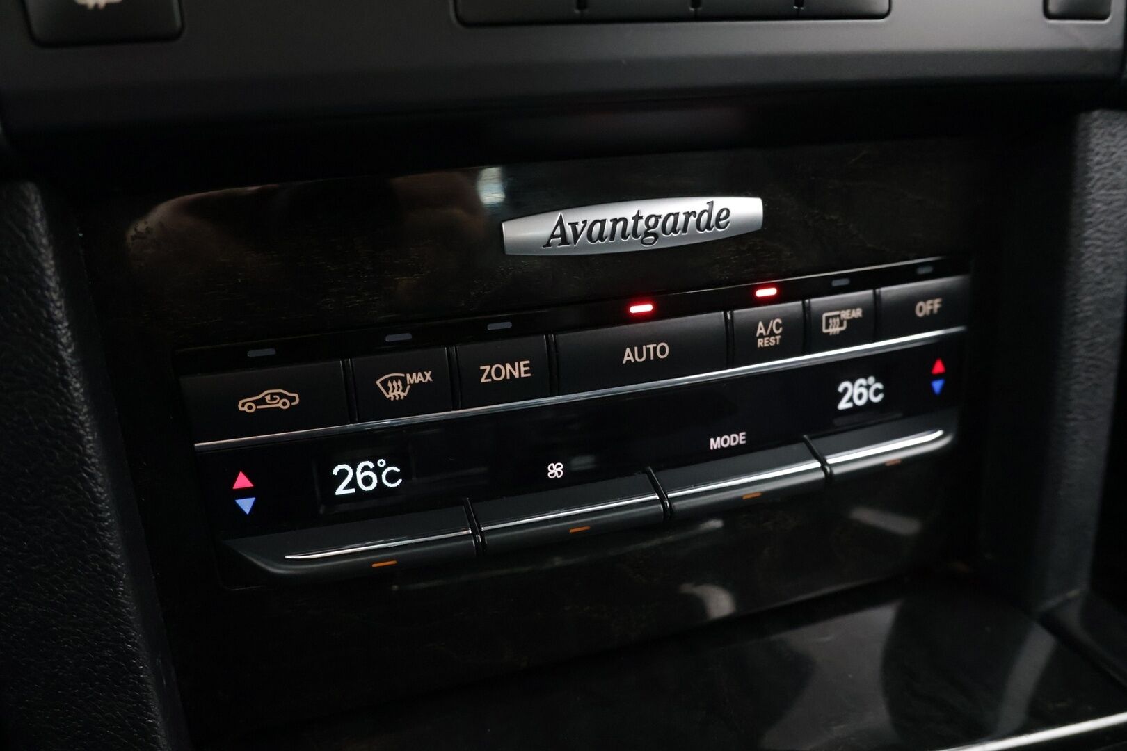 Mercedes-Benz E 2010 220 CDI BE Avantgarde / Xenonit / Vakkari / Lohko / Puolinahat - Suomi-auto / 2x renkaat alumiinivanteilla