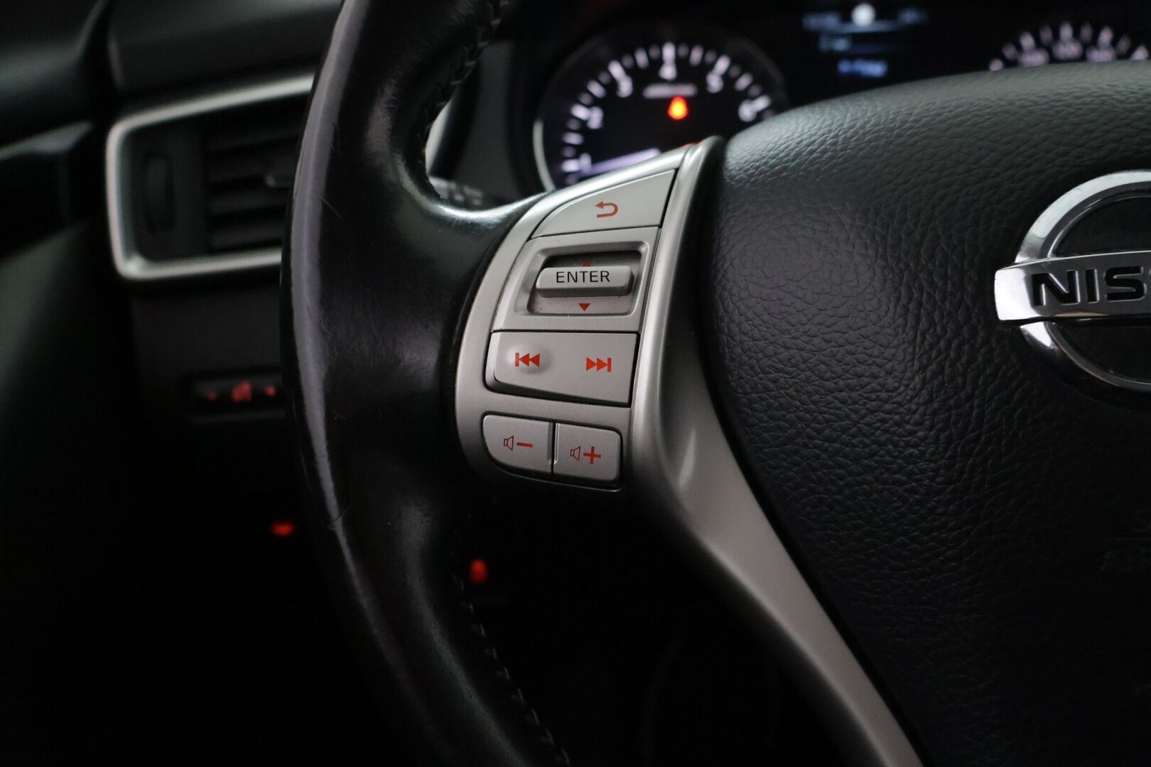 Nissan Qashqai 2017 DIG-T 115 N-Connecta 2WD 6M/T - Suomi-auto | 360-Kamera | Vetokoukku | Tutkat | Vakkari | Lohko | Keyless | 2x Renkaat
