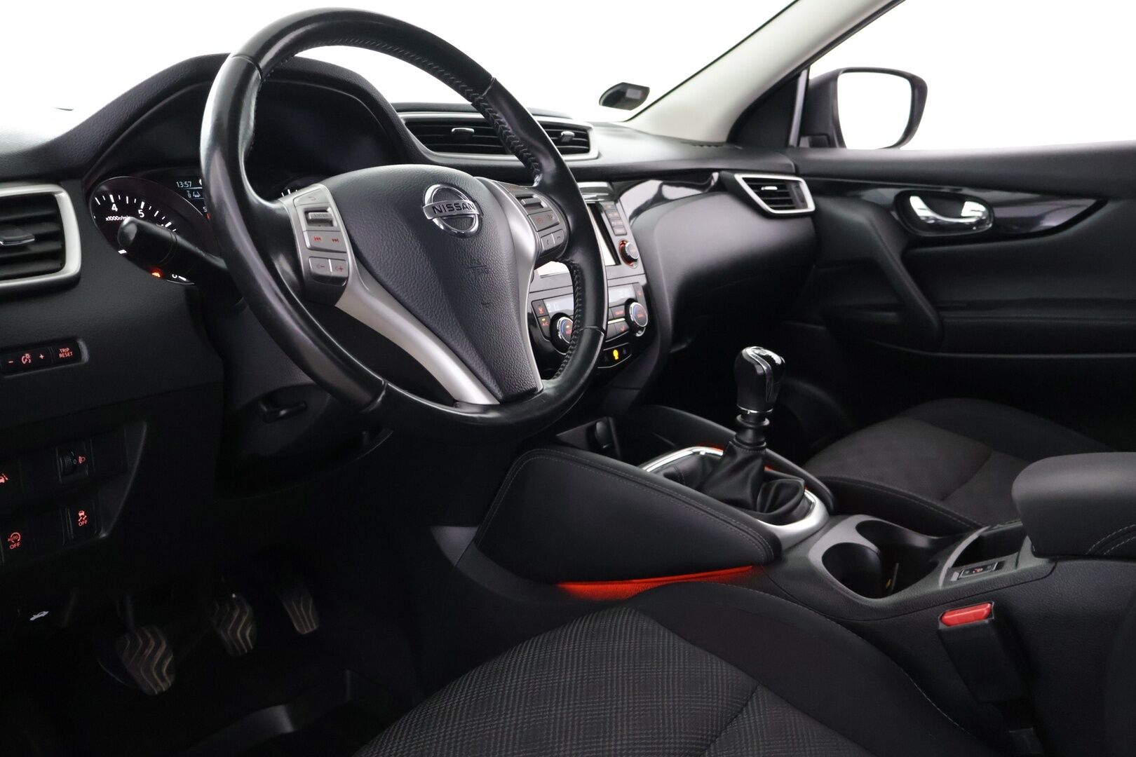 Nissan Qashqai 2017 DIG-T 115 N-Connecta 2WD 6M/T - Suomi-auto | 360-Kamera | Vetokoukku | Tutkat | Vakkari | Lohko | Keyless | 2x Renkaat