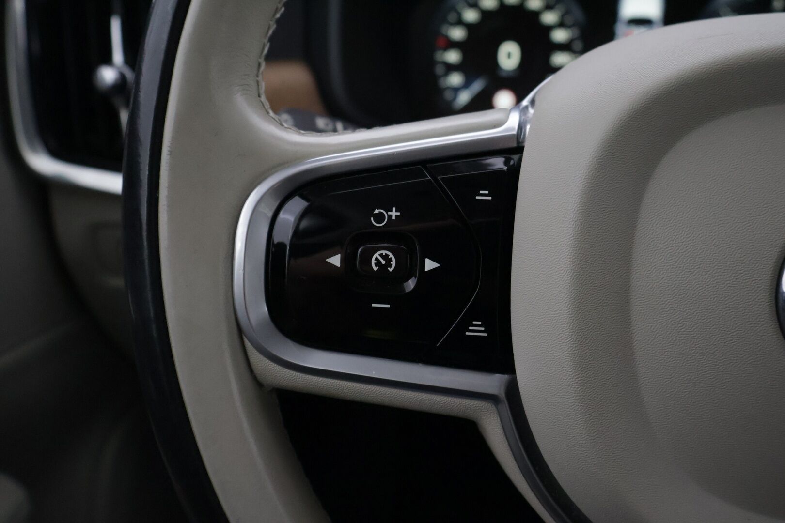 Volvo S90 2017 D3 Inscription aut *ACC  / HUD / Webasto / PIlot assit / Muisti sportti nahat /  P. tutkat / High Perfomance Audio* - Ei AdBlue / Adapt. vak / Kattava huoltohistoria / 2x Alkuperäiset Volvon alumiinivanteet 