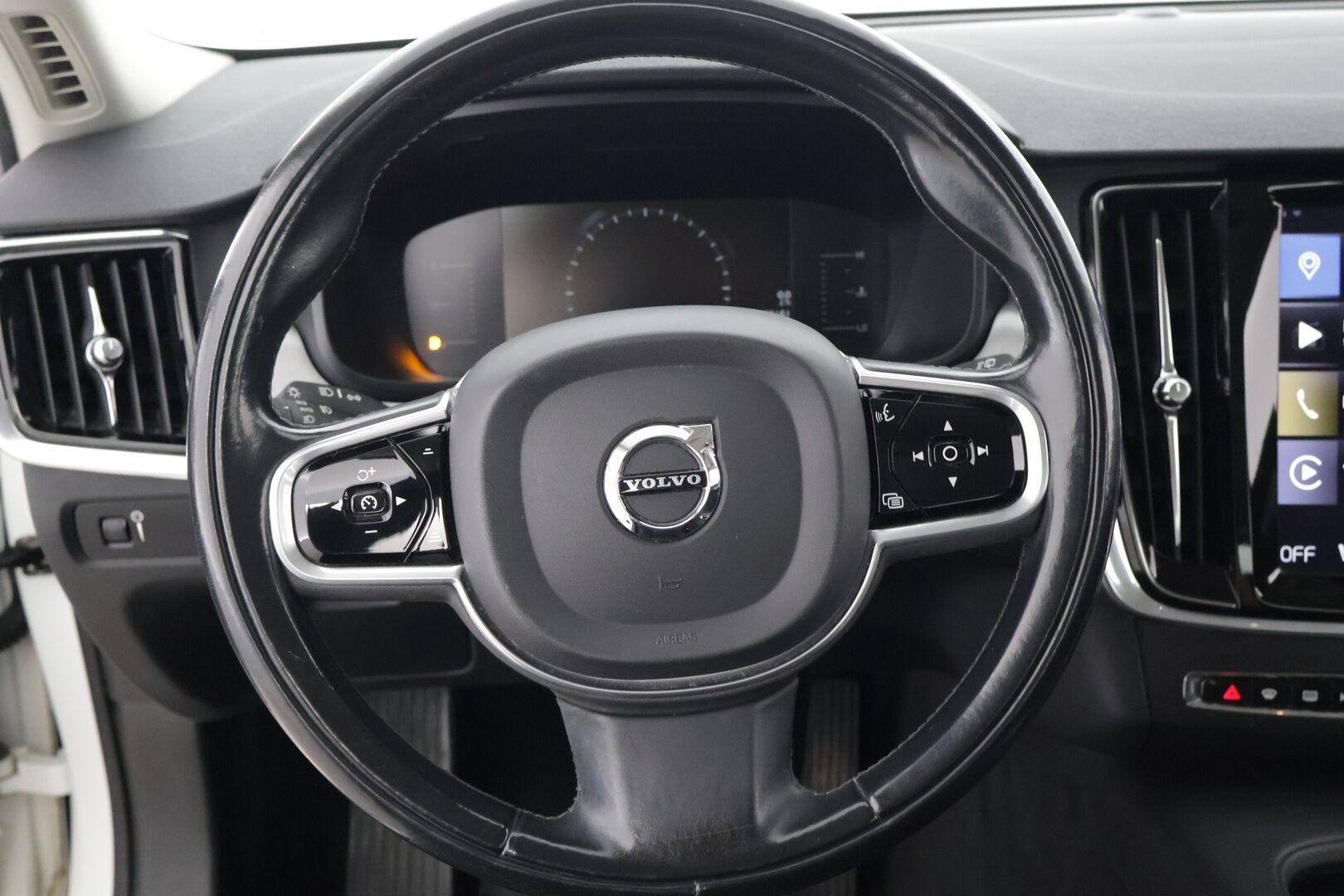 Volvo V90 2017 D3 Business aut * ACC / Koukku / Tutkat * - 2x Renkaat / Hyvä huoltohistoria*