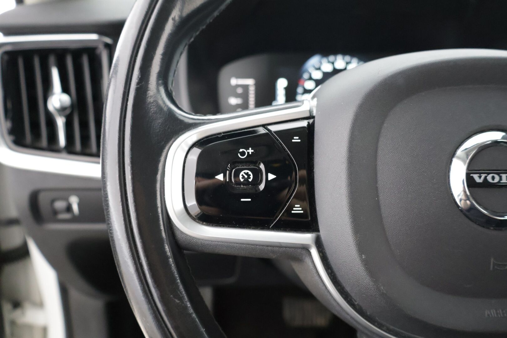 Volvo V90 2017 D3 Business aut * ACC / Koukku / Tutkat * - 2x Renkaat / Hyvä huoltohistoria*