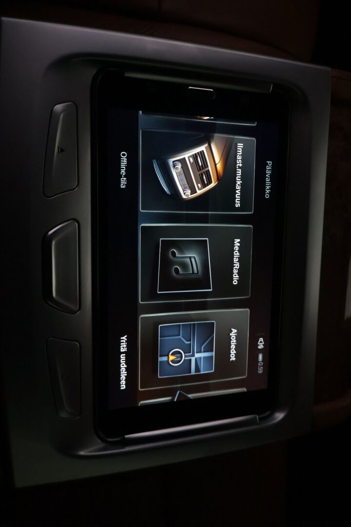 BMW 740 2017 G12 Sedan 740Le iPerformance A xDrive Business Exclusive - Suomi-auto | DAP | Adapt. vakkari | Laser | 360°-kamera | HUD | H&K | 4-pyöräohjaus | Imu-ovet | Panorama | Comfort penkit muistilla | 2x renkaat