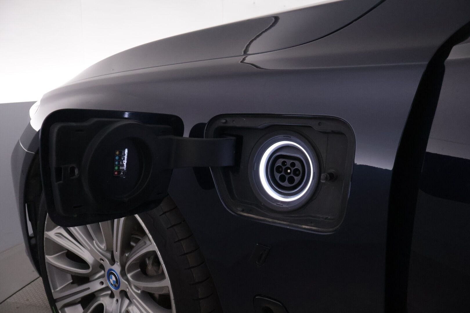 BMW 740 2017 G12 Sedan 740Le iPerformance A xDrive Business Exclusive - Suomi-auto | DAP | Adapt. vakkari | Laser | 360°-kamera | HUD | H&K | 4-pyöräohjaus | Imu-ovet | Panorama | Comfort penkit muistilla | 2x renkaat