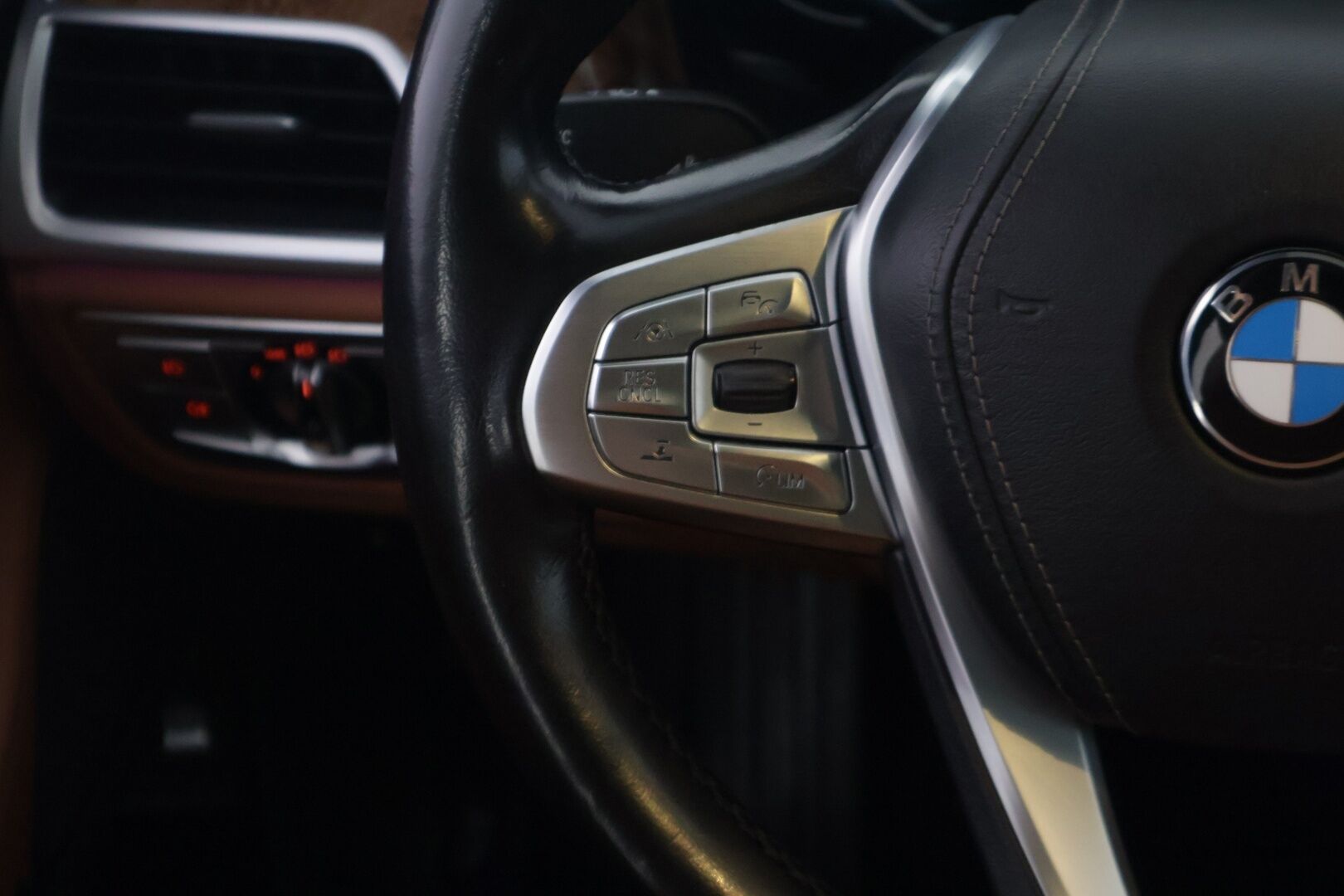 BMW 740 2017 G12 Sedan 740Le iPerformance A xDrive Business Exclusive - Suomi-auto | DAP | Adapt. vakkari | Laser | 360°-kamera | HUD | H&K | 4-pyöräohjaus | Imu-ovet | Panorama | Comfort penkit muistilla | 2x renkaat