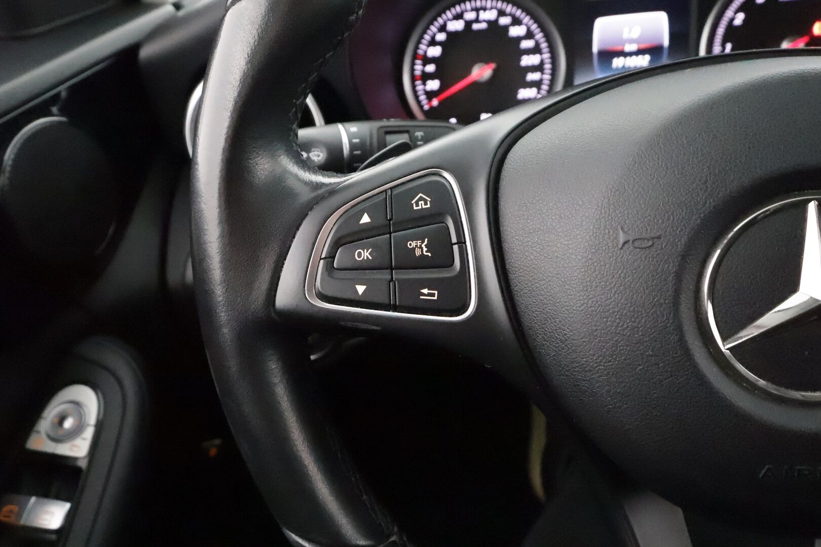 Mercedes-Benz C 2017 200 T Edition 4MATIC * Suomi-auto / ILS-LED / Sportpenkit / P.Tutkat / Vakkari / Bluetooth / Sisätilanlämmitin * - Kahdet renkaat - HULLU BLACKWEEK KORKOTARJOUS 2,49%