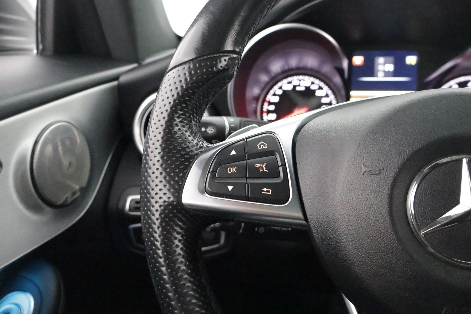 Mercedes-Benz C 2017 200 Coupé 4Matic A Business AMG ** Panorama / ILS LED / Sporttipenkit / Lohko / Vakkari / P.tutkat ** - Suomi-auto / Kahdet renkaat