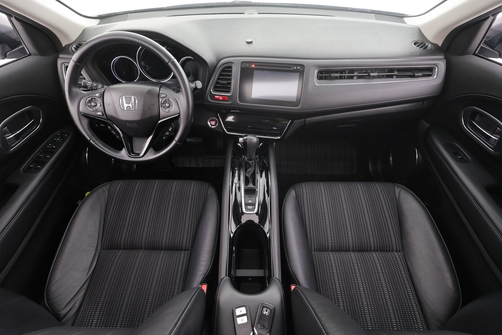 Honda HR-V 2017 1,5 Executive CVT * Panorama / Lohkolämmitin / LED / P.kamera / Vakkari / Kaistavahti / Navi * - Merkkihuollot / Suomi-auto / Kahdet renkaat aluvanteilla