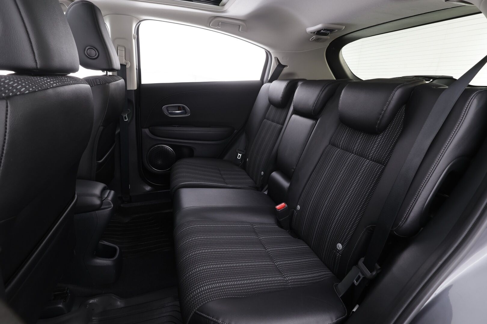 Honda HR-V 2017 1,5 Executive CVT * Panorama / Lohkolämmitin / LED / P.kamera / Vakkari / Kaistavahti / Navi * - Merkkihuollot / Suomi-auto / Kahdet renkaat aluvanteilla