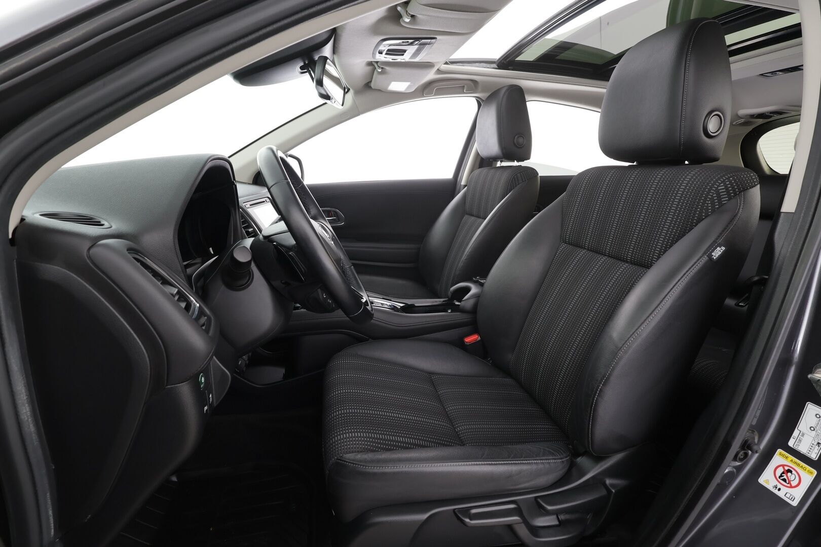 Honda HR-V 2017 1,5 Executive CVT * Panorama / Lohkolämmitin / LED / P.kamera / Vakkari / Kaistavahti / Navi * - Merkkihuollot / Suomi-auto / Kahdet renkaat aluvanteilla