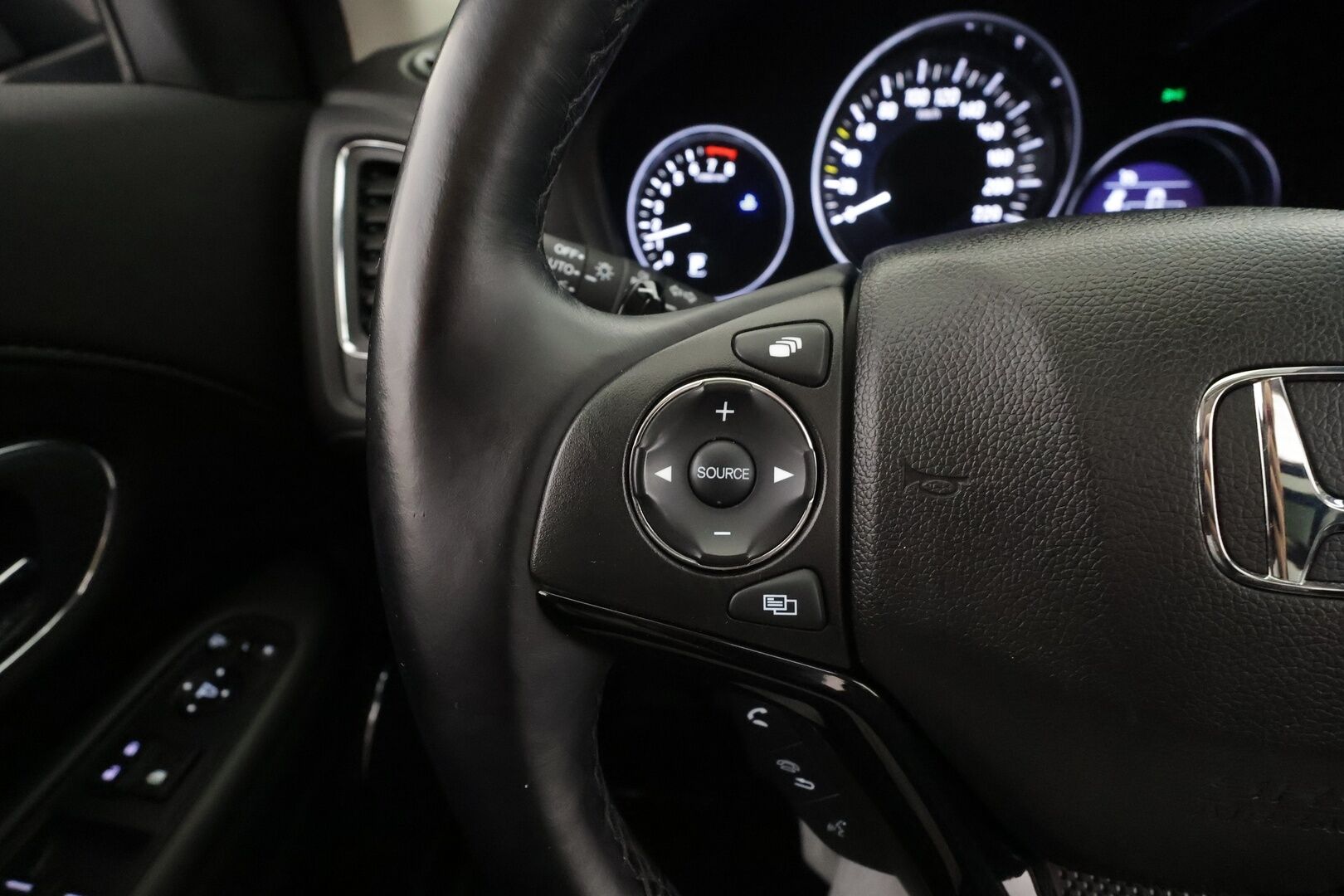 Honda HR-V 2017 1,5 Executive CVT * Panorama / Lohkolämmitin / LED / P.kamera / Vakkari / Kaistavahti / Navi * - Merkkihuollot / Suomi-auto / Kahdet renkaat aluvanteilla